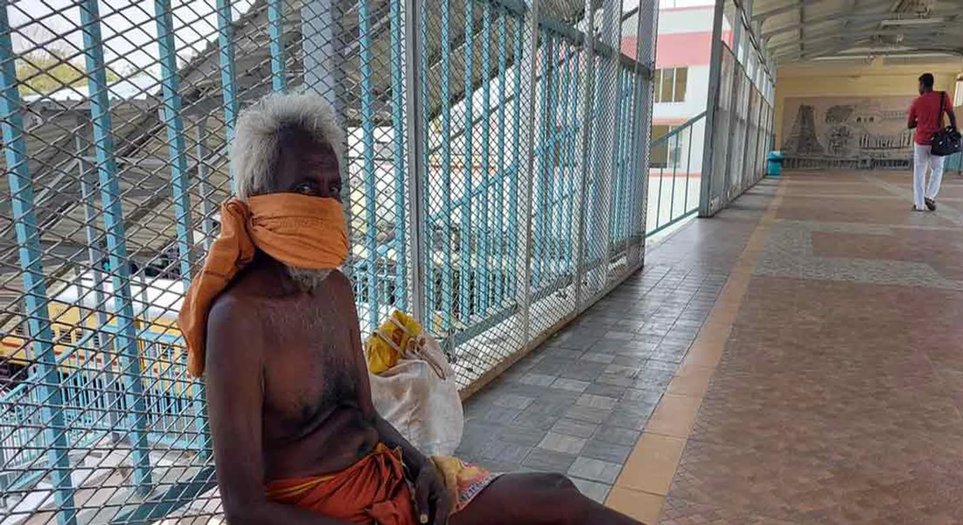  "Do not come to the fearful side .." - Beggars are on the alert!