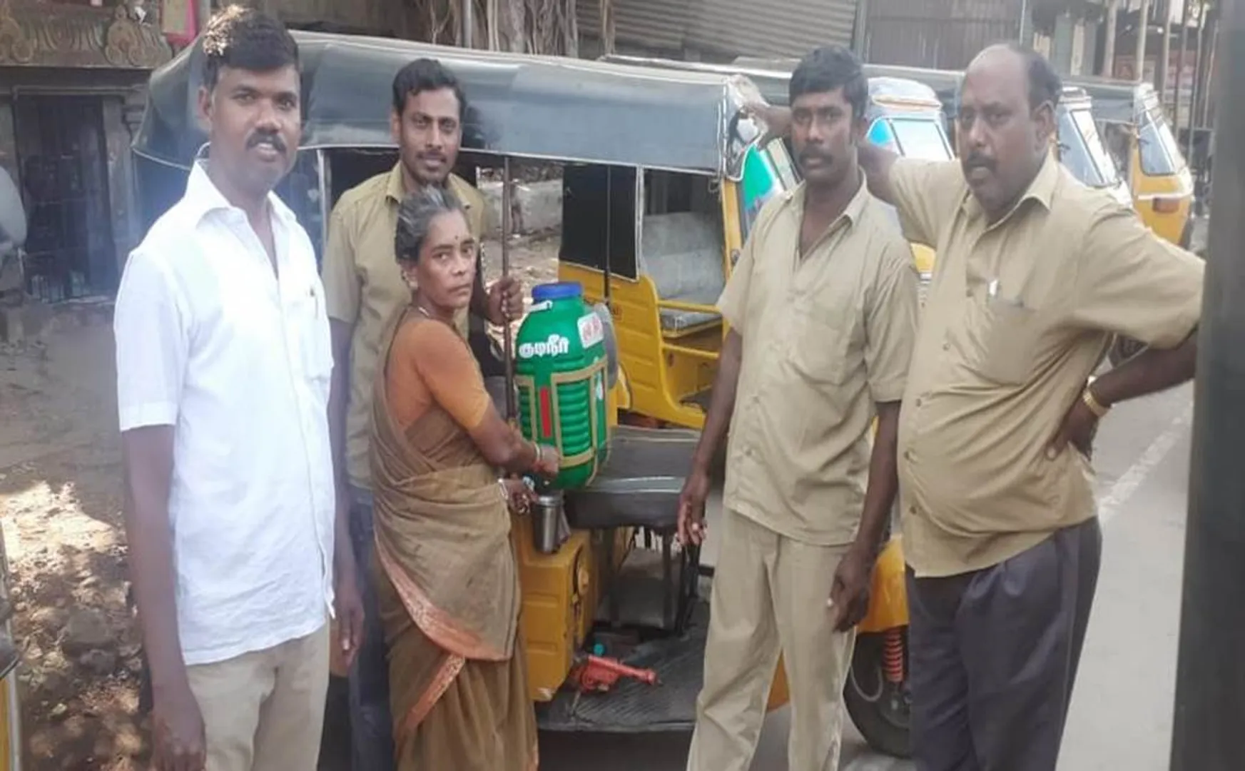Cuddalore - Auto-Driver providing free drinking water to passengers