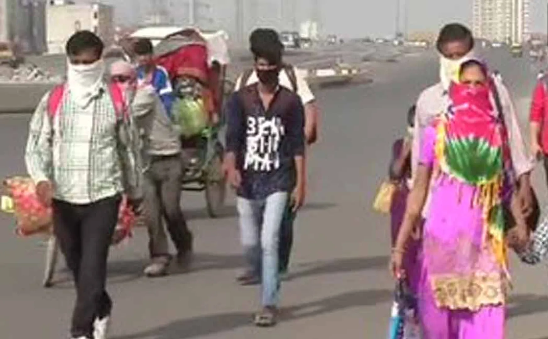 Daily wage workers walk from Delhi to Uttar Pradesh.