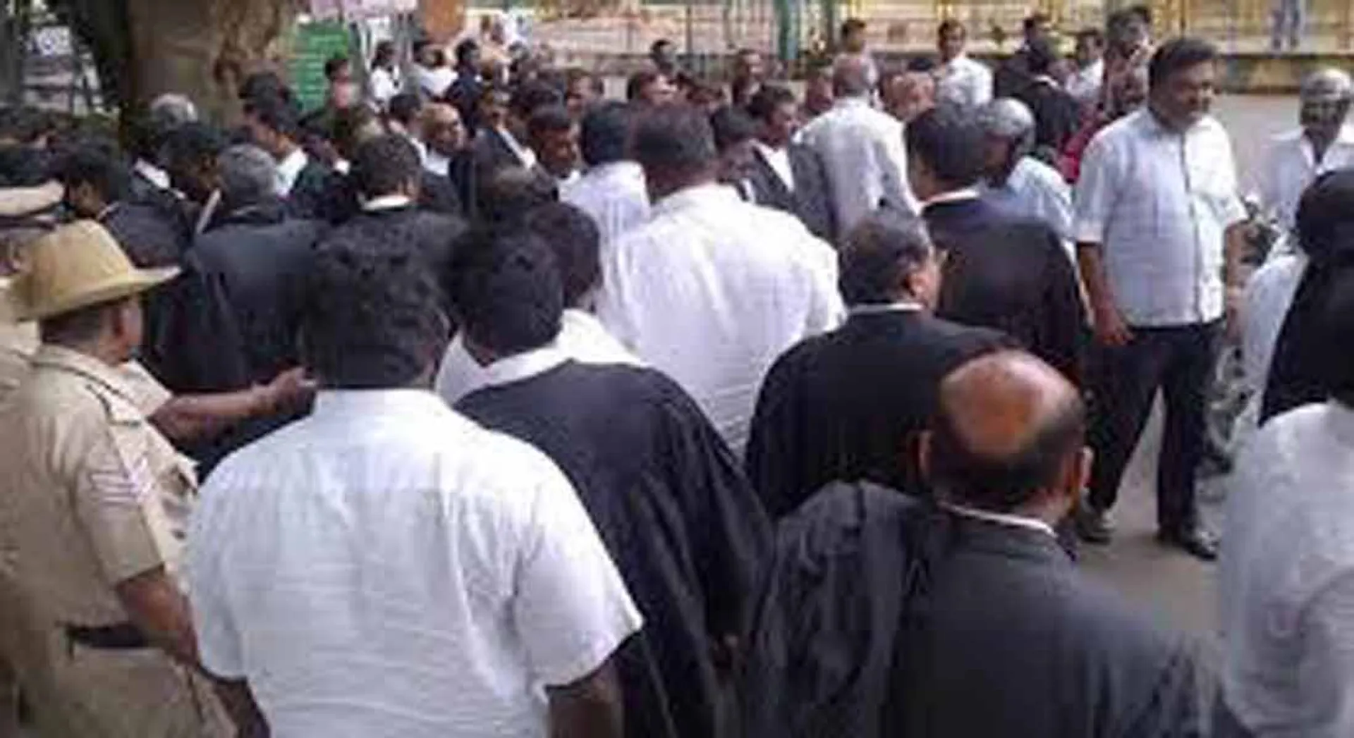  20 thousand a month for young lawyers affected by curfew! Request for Tamil Chief Minister!