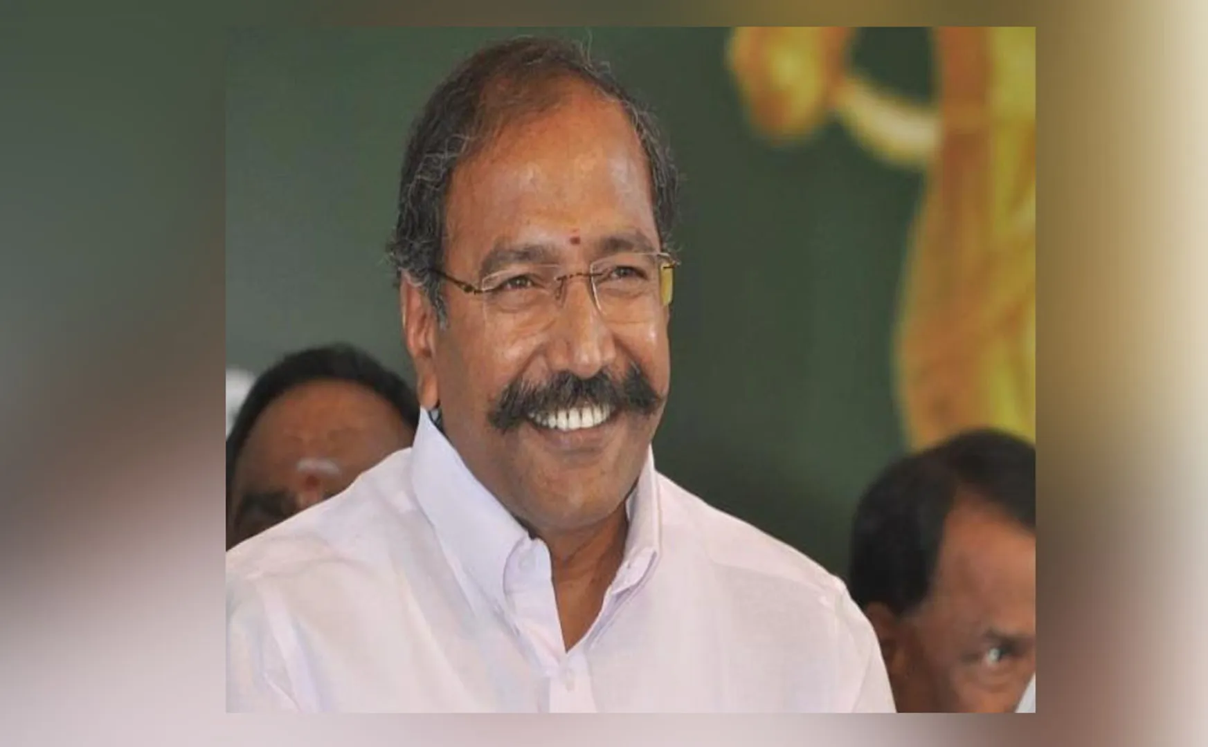 சென்னையில் செய்தியாளர்களை சந்தித்த அமைச்சர் தங்கமணி, "இன்றிரவு 9 மணி 9 நிமிடங்களுக்கு ஒளியேற்றும் நிகழ்வு முடிந்த பின்னர் யாரும் பயப்பட வேண்டாம். மருத்துவமனைகளில் மின் விளக்குகள் அணைக்கப்பட்டது. மின் விளக்குகளை அணைத்து விட்டு 09.10 க்கு வோல்டேஜ் அதிகமாகி பிரச்சனை ஏற்படாமல் தடுக்க நடவடிக்கை எடுக்கப்படும். மின் சாதனங்களுக்கு பழுது ஏற்பட்டு விடுமோ என மக்கள் அச்சப்பட தேவையில்லை. விவசாயத்திற்கு மும்முனை மின்சாரம் வழக்கம்போல் வழங்கப்படும். இரவு 09.00 மணிக்கு மின்விளக்குகளை மக்கள் அணைத்தாலும் மற்ற மின்சாதனங்களை இய