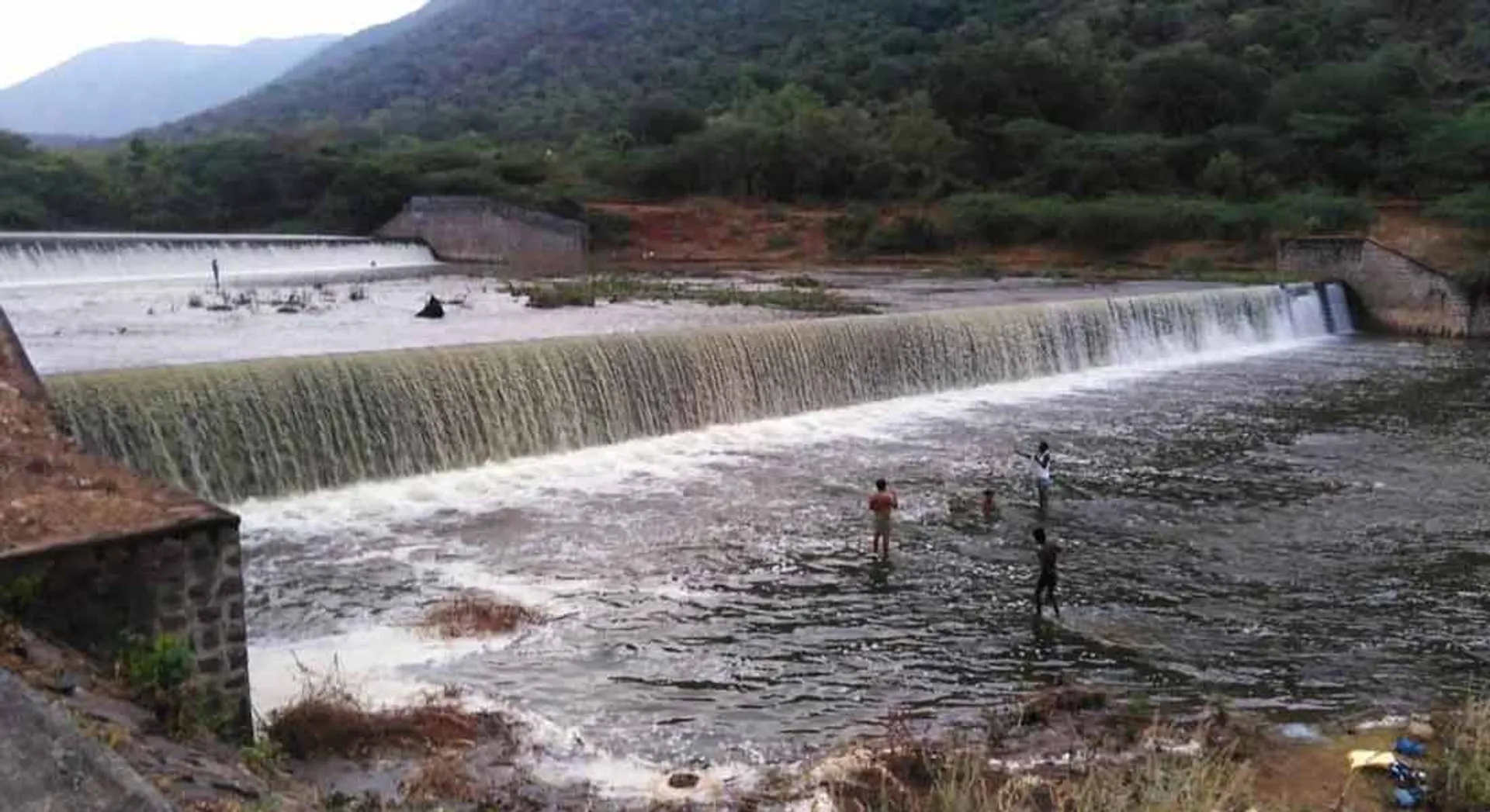  A dam filled with rain in a day ... 