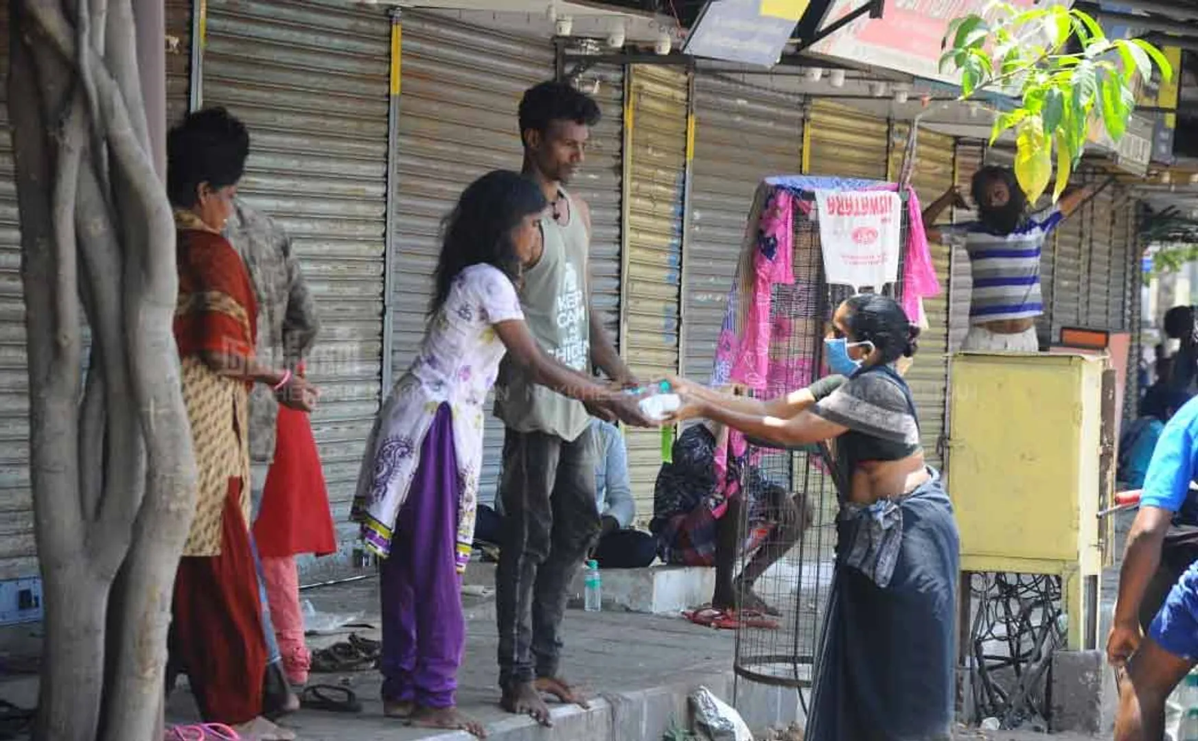 Public feeding residents on the road
