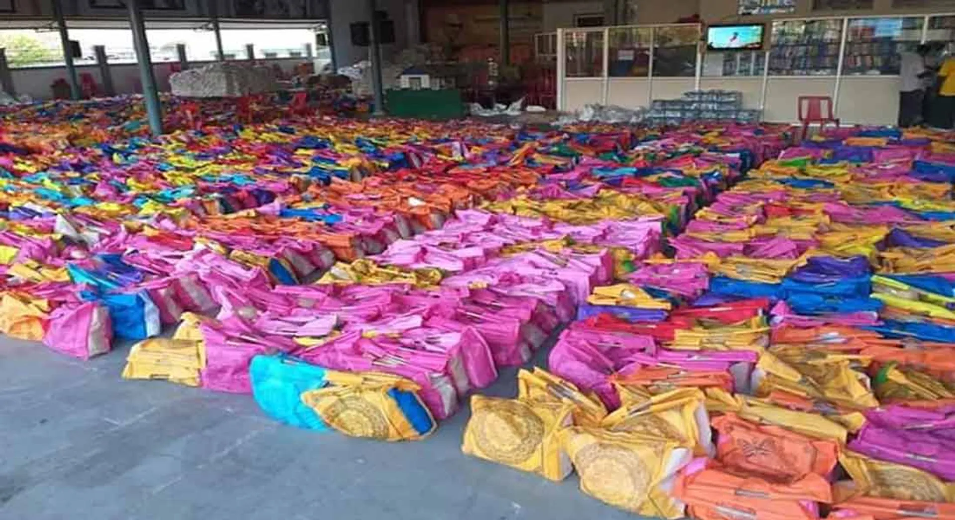  Supply of DMK Velu groceries to 5 thousand workers