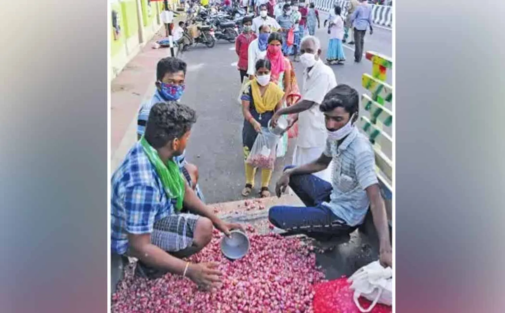 farmer provide free onion for peoples in namakkal district 