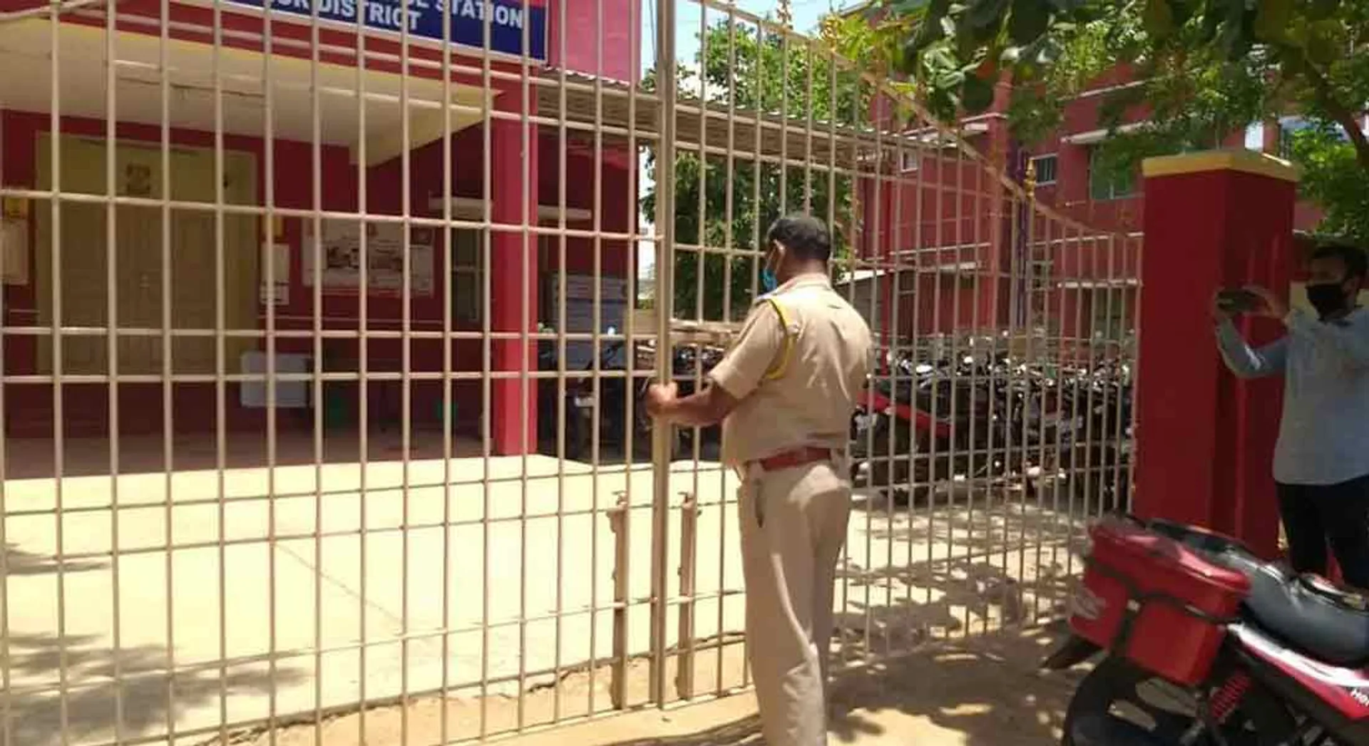  Corona for female police inspector ... closed police station!