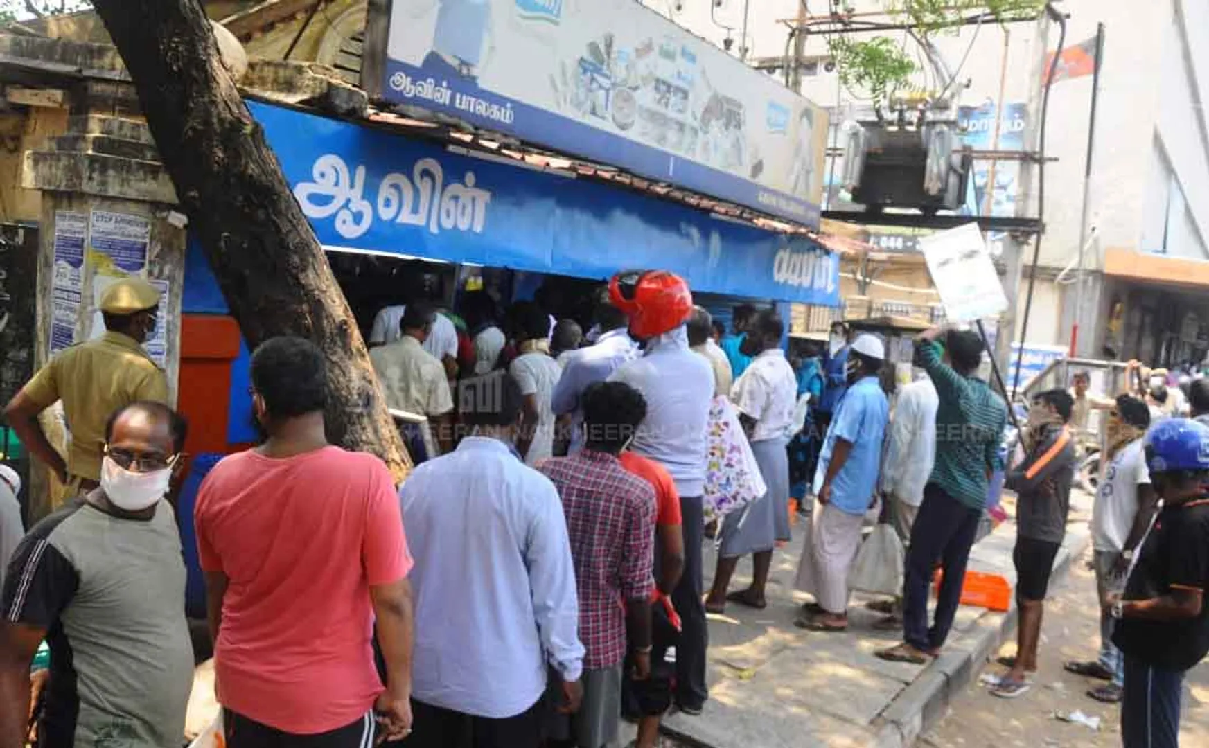 Crowd on Avin milk center 