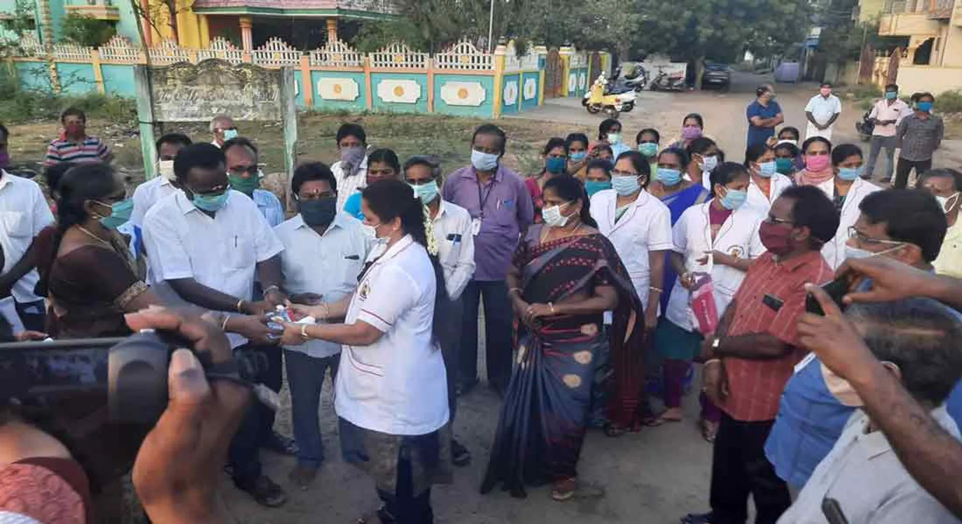  Doctor and nurses near Chidambaram, sprinkle poo, and greet them