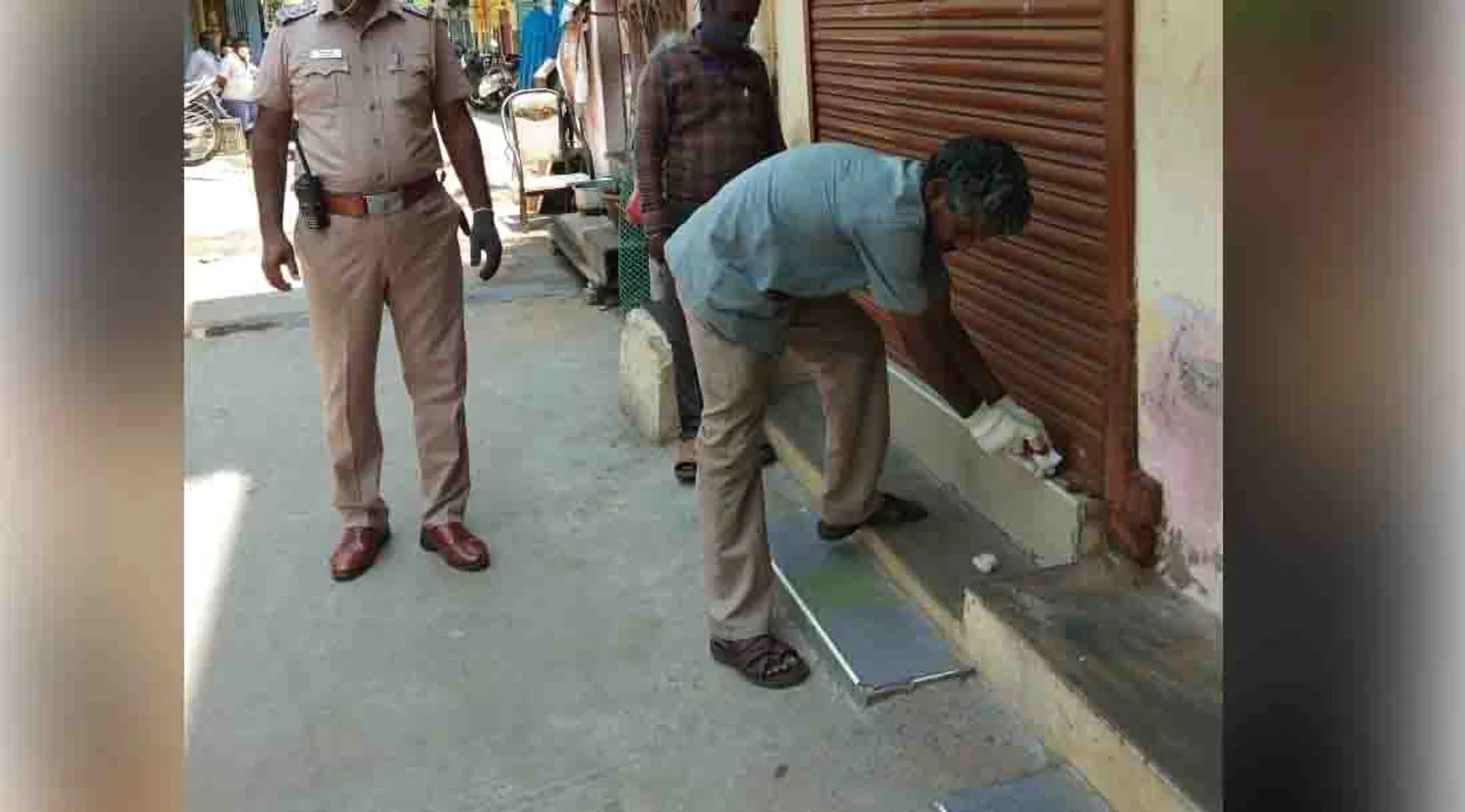 Sealed to saloon shop