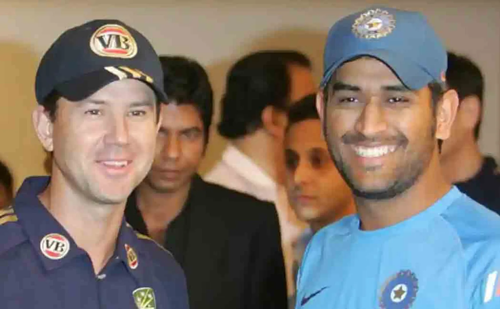 hussey about dhoni and ponting cataincy