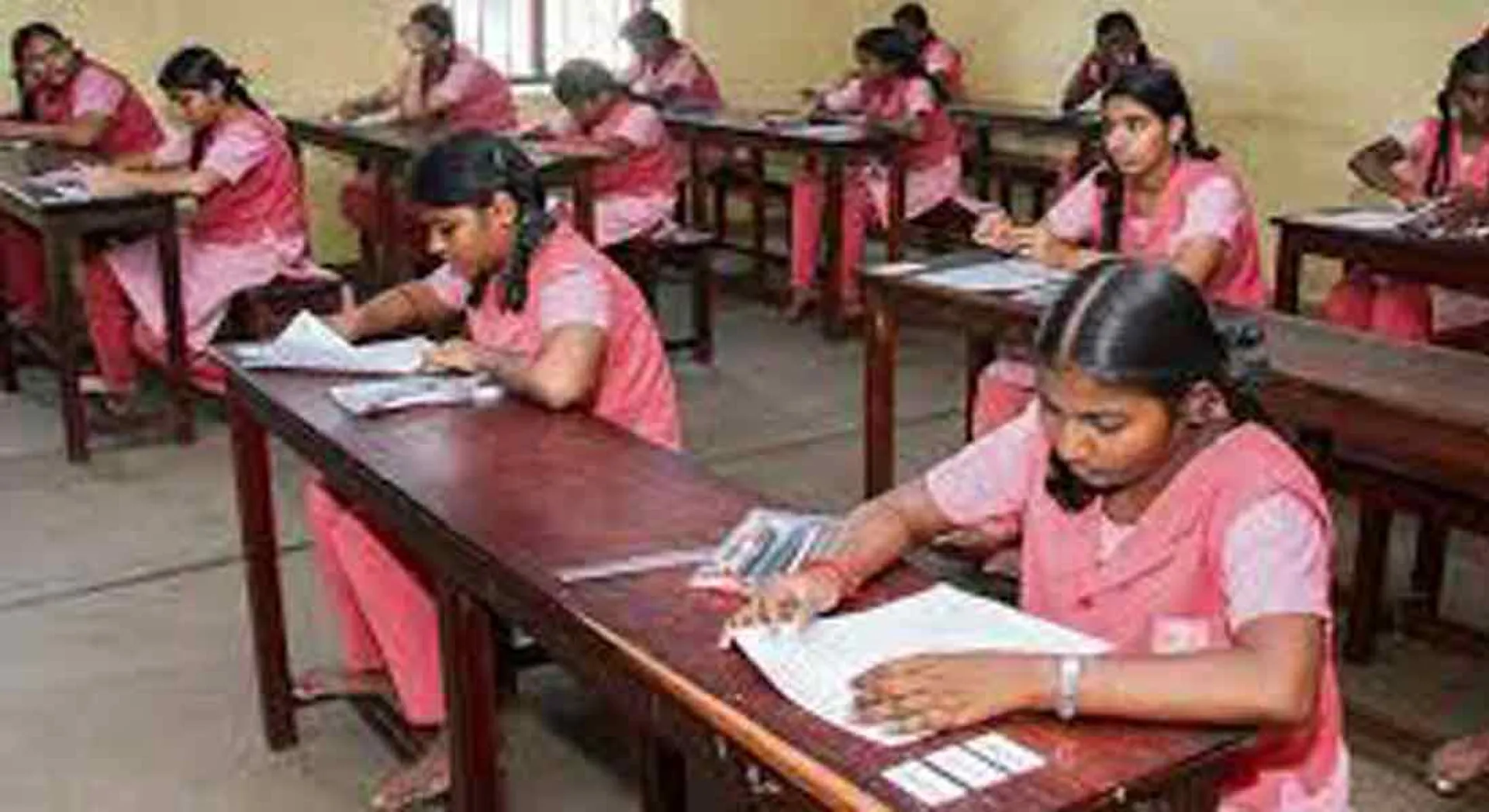  10 students only sit in examhall ...