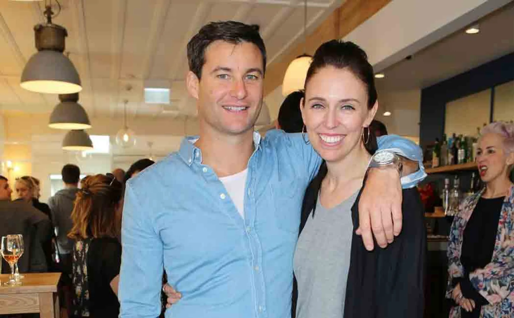 jacinda ardern stopped at cafe 