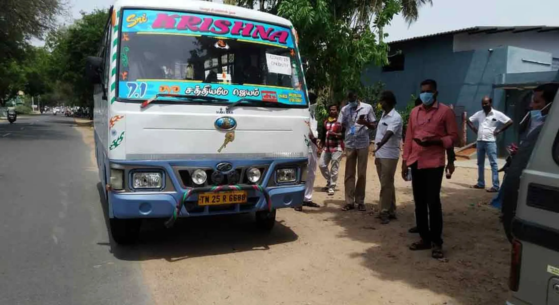 The young men who walked 400 km ... traveled by van with the efforts of the authorities