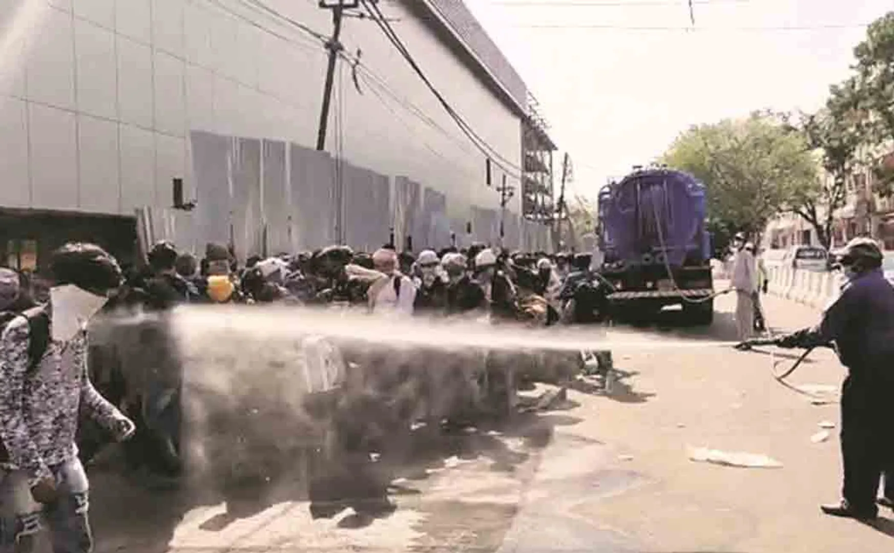 daily wages disinfected by spraying sanitizer in delhi
