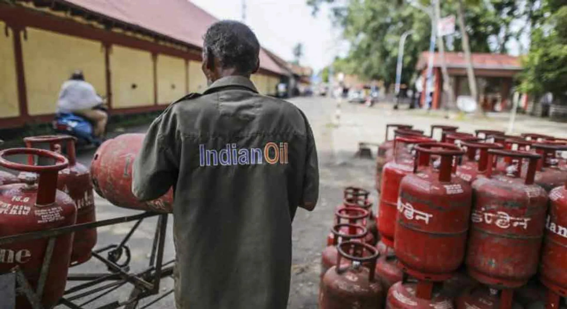  Cylinder Delivery Employees Monitor Safety! - Advice to oil companies!