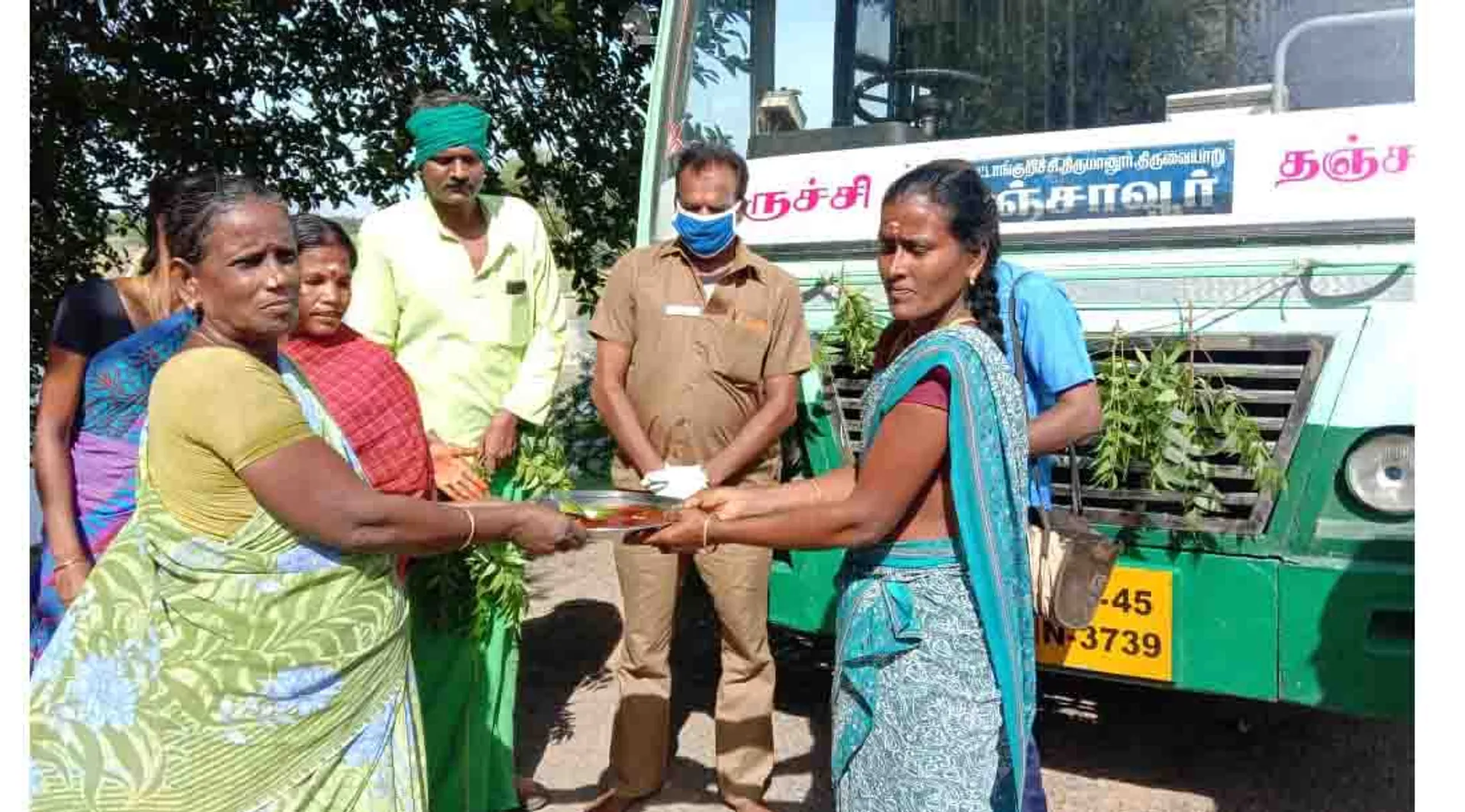Bus, driver, conductor welcome to take Arati