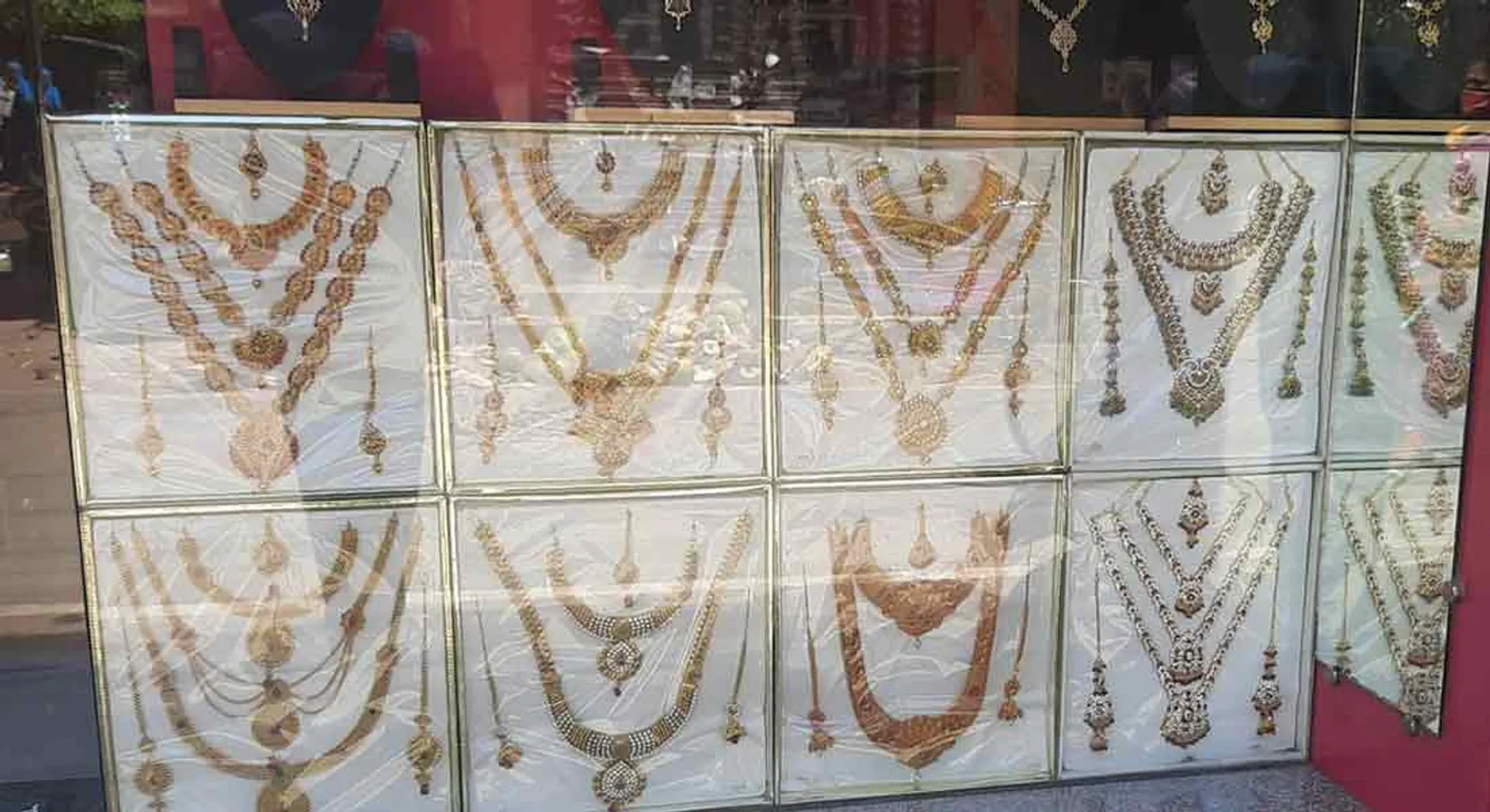 Covering jewelry workers who lost their smile