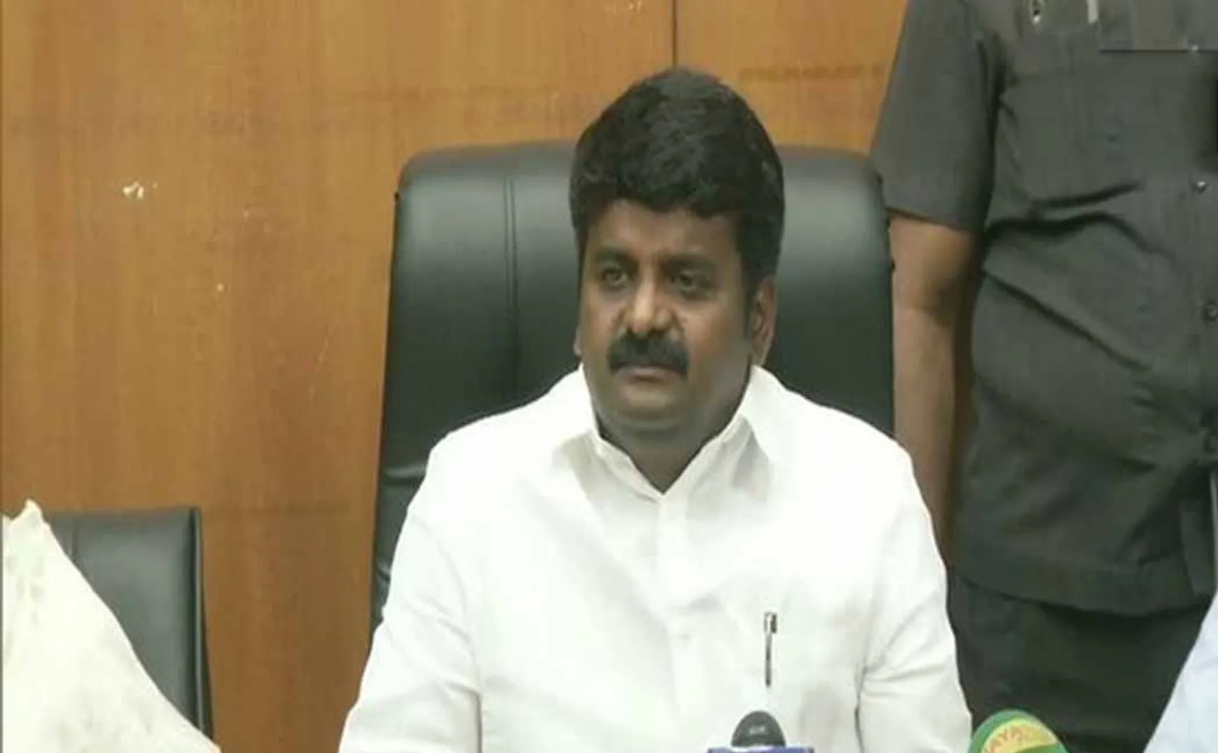 j anbazhagan mla minister vijaya baskar visit at hospital 