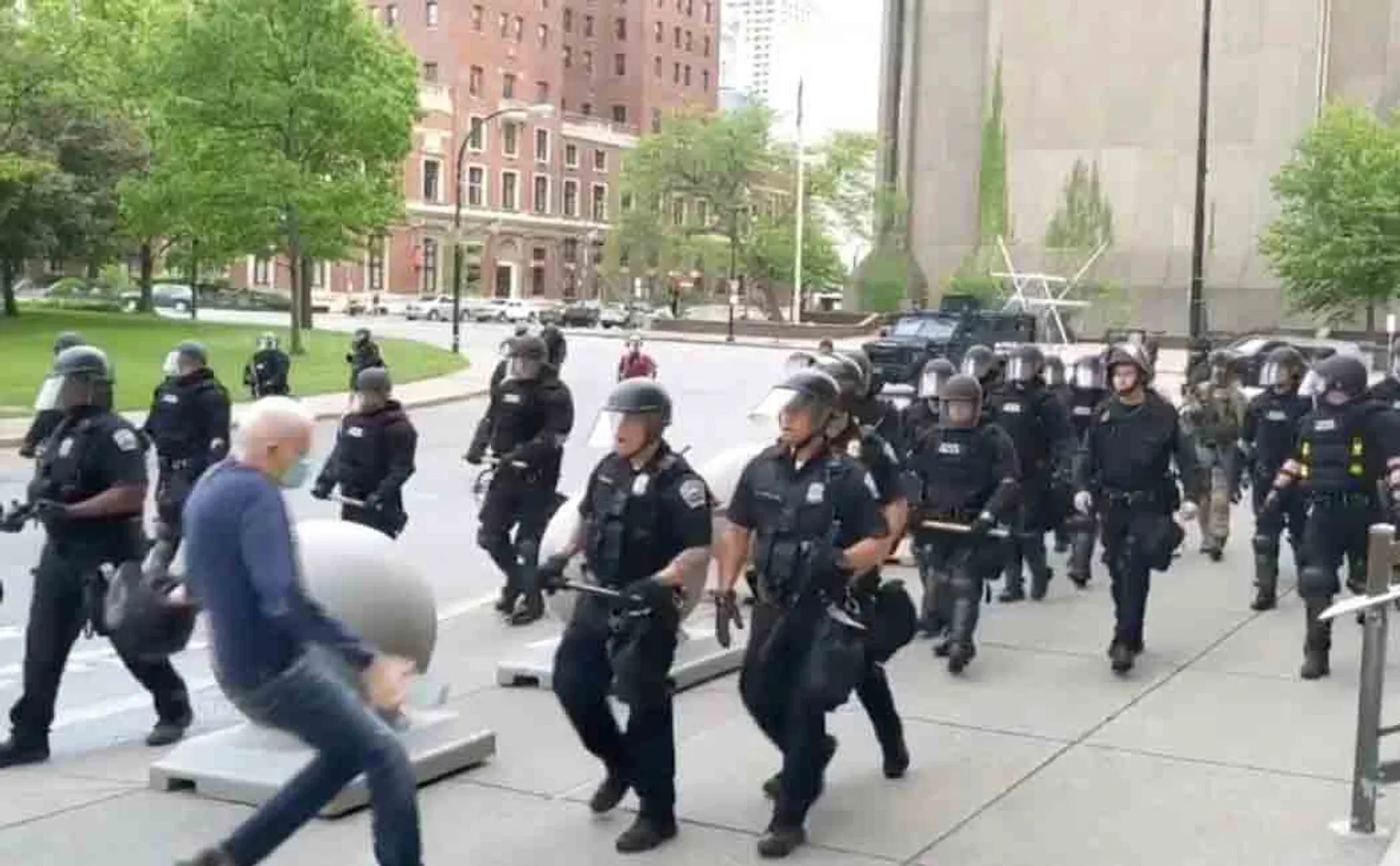 police officers resigned after pushing oldman in usa