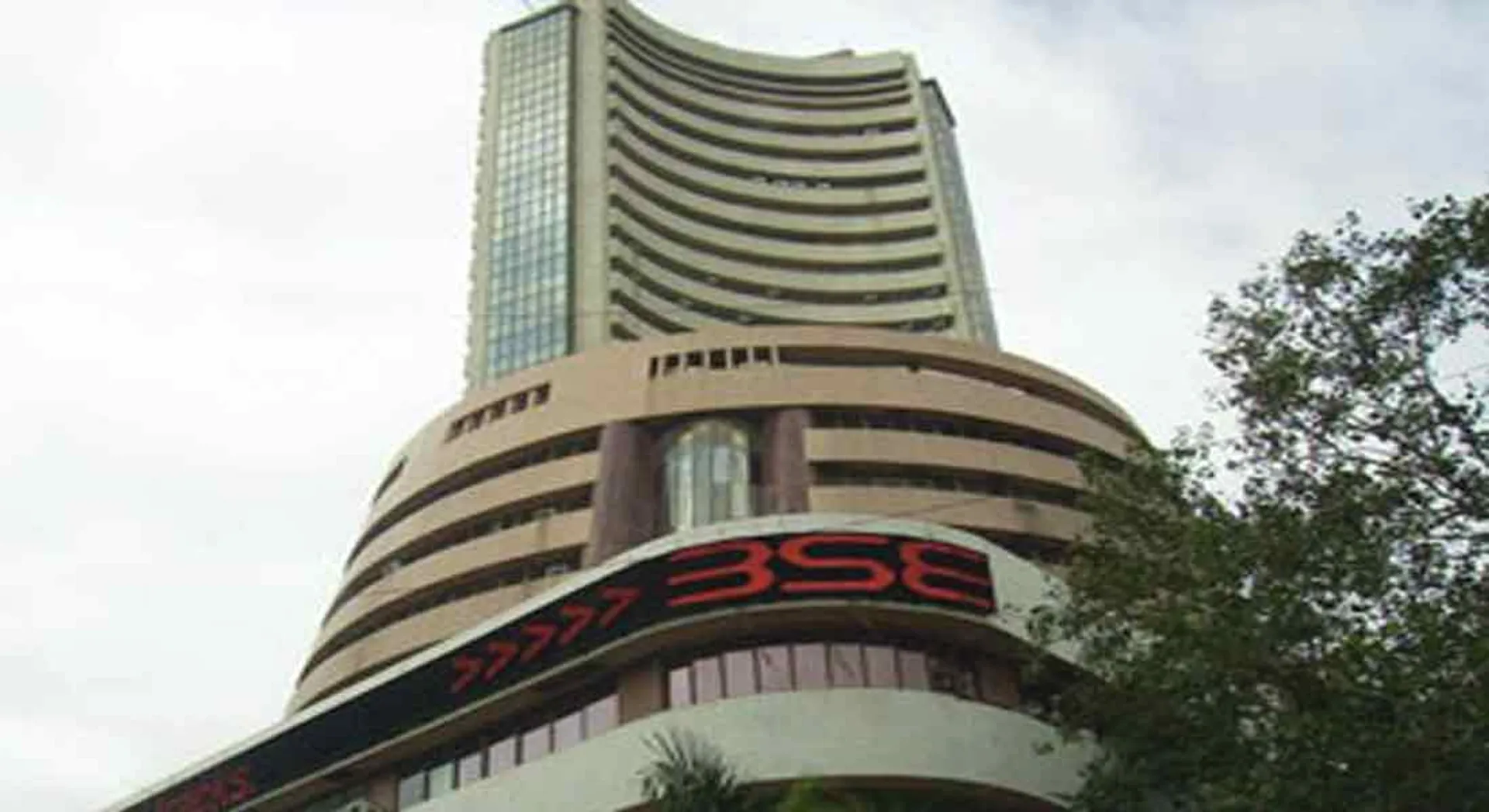 Stockbrokers at the peak! Top telecom company stocks to investors