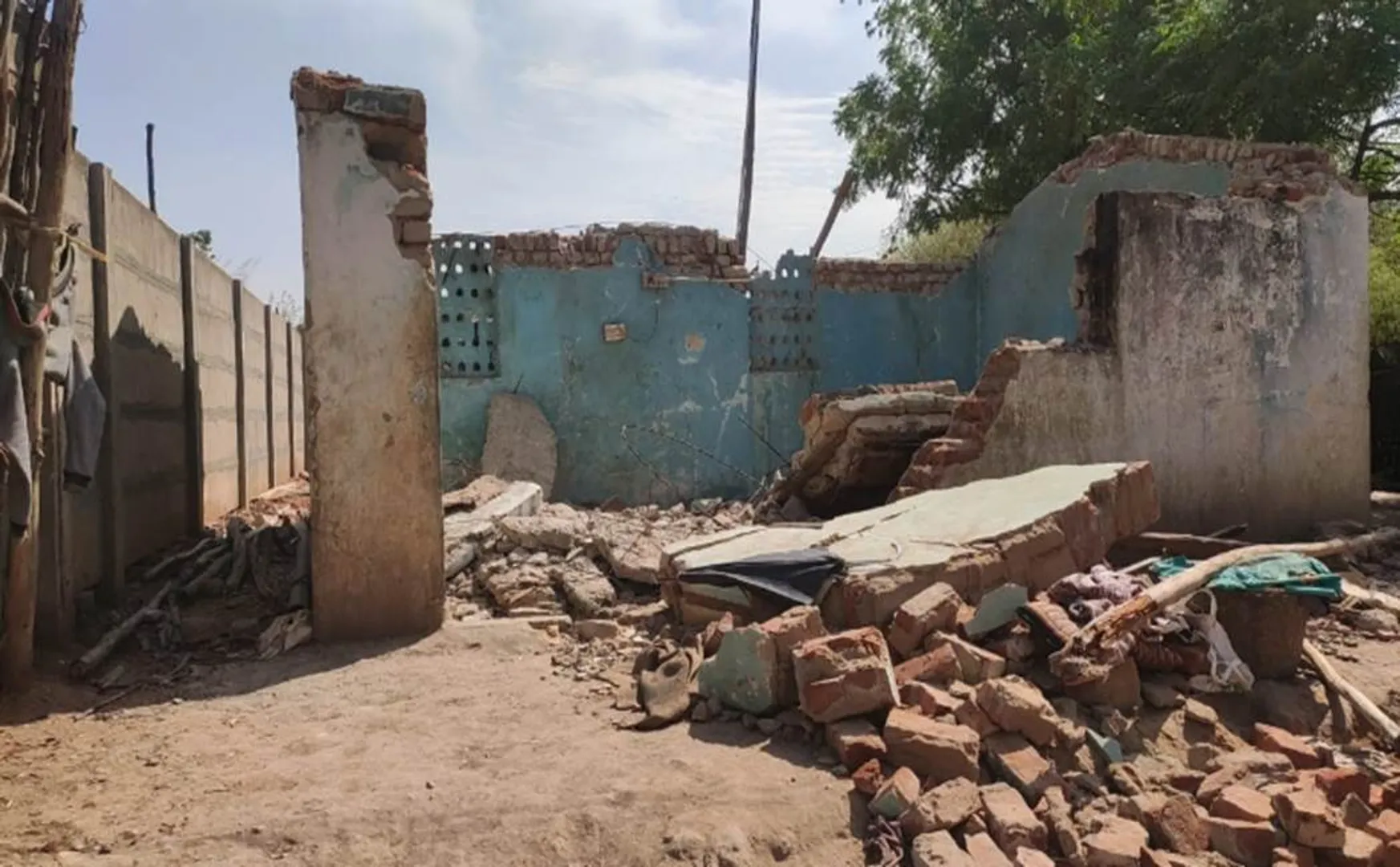 Ariyalur - house demolished - ADMK