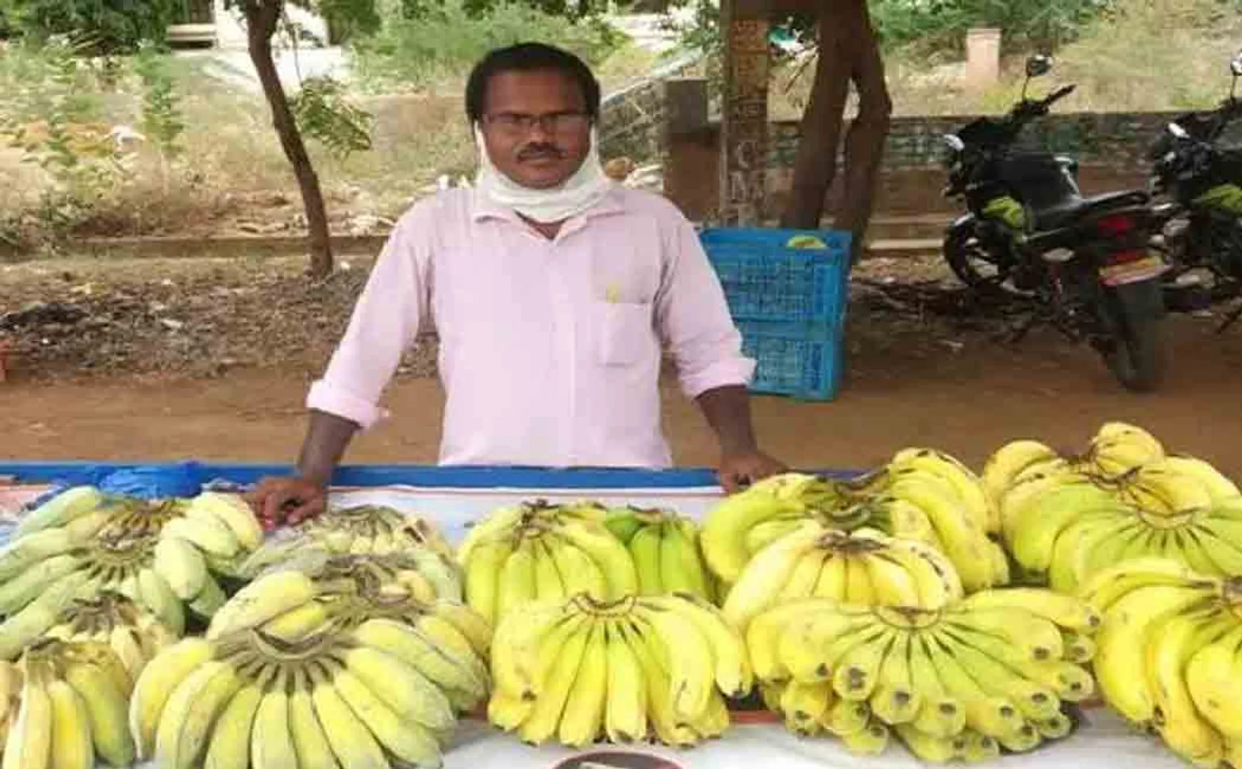 telugu teacher selling banana in streets due to covid layoff