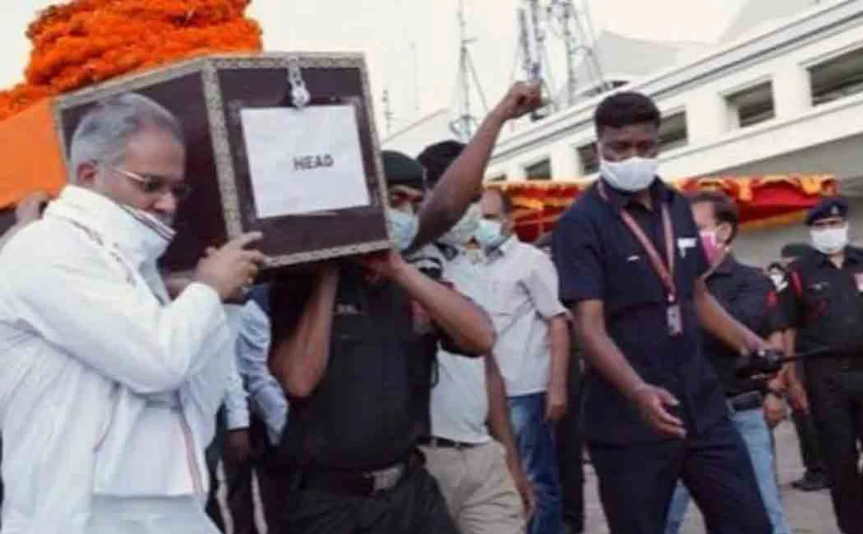 chattisghar cm carried soldiers coffin 