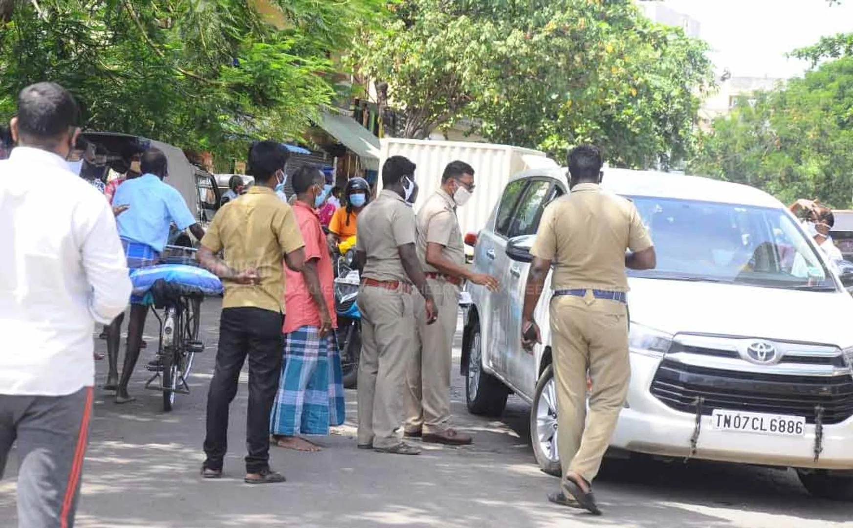  Police who confiscated vehicles without e-pass in chennai