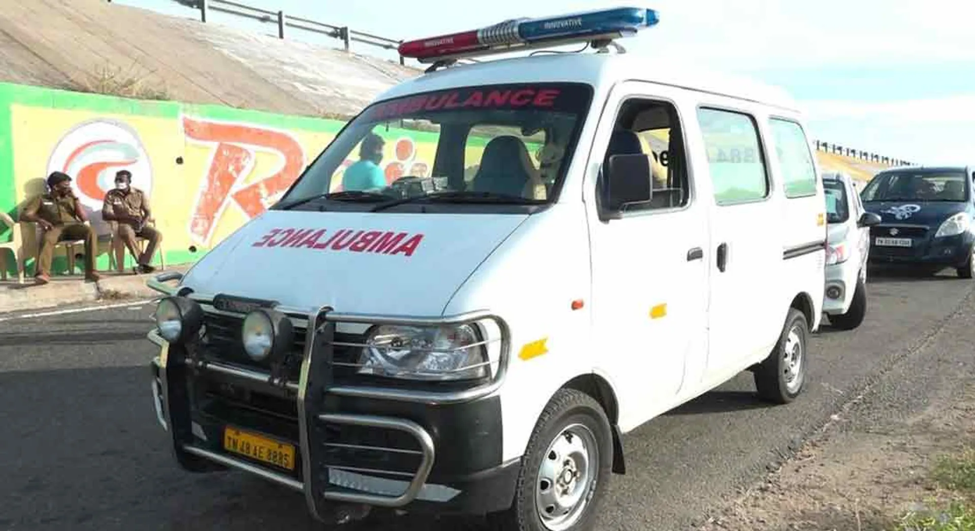 Collector is not allowed ... Wife with her husband's body on the road for 11 hours