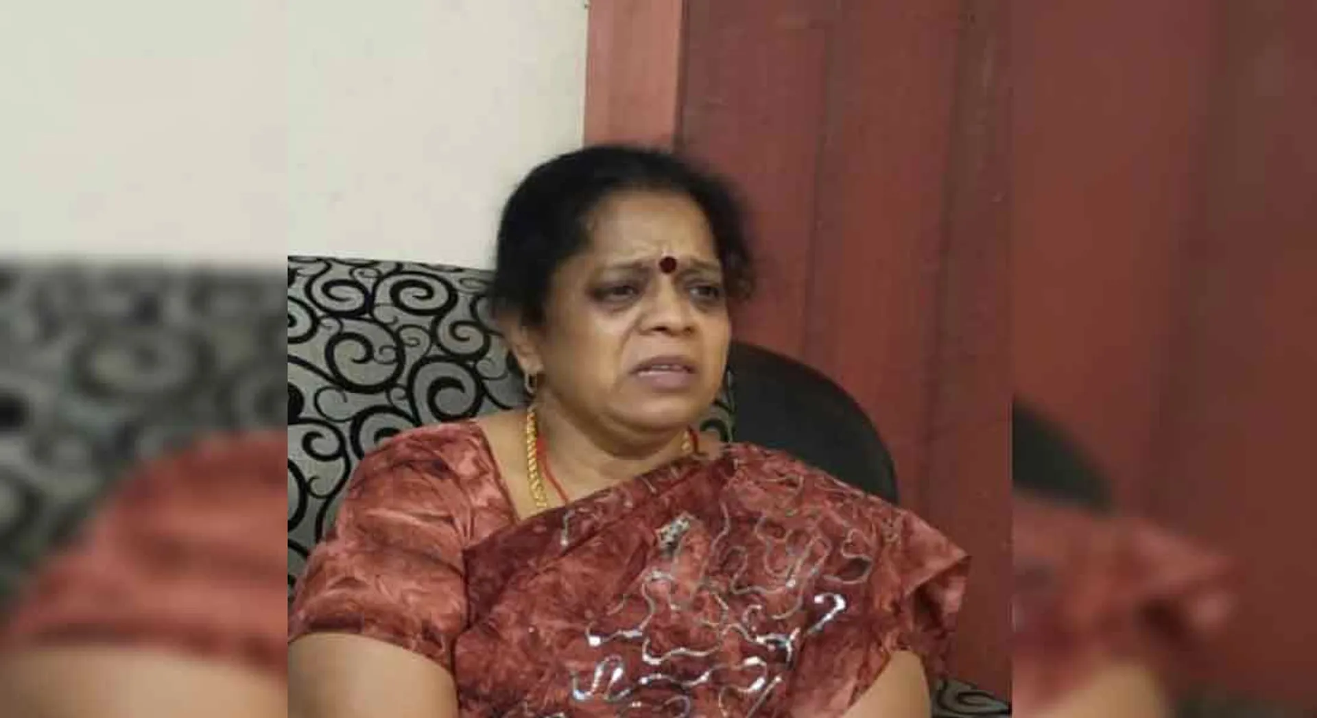 AIADMK district women's secretary! Report to the police !!