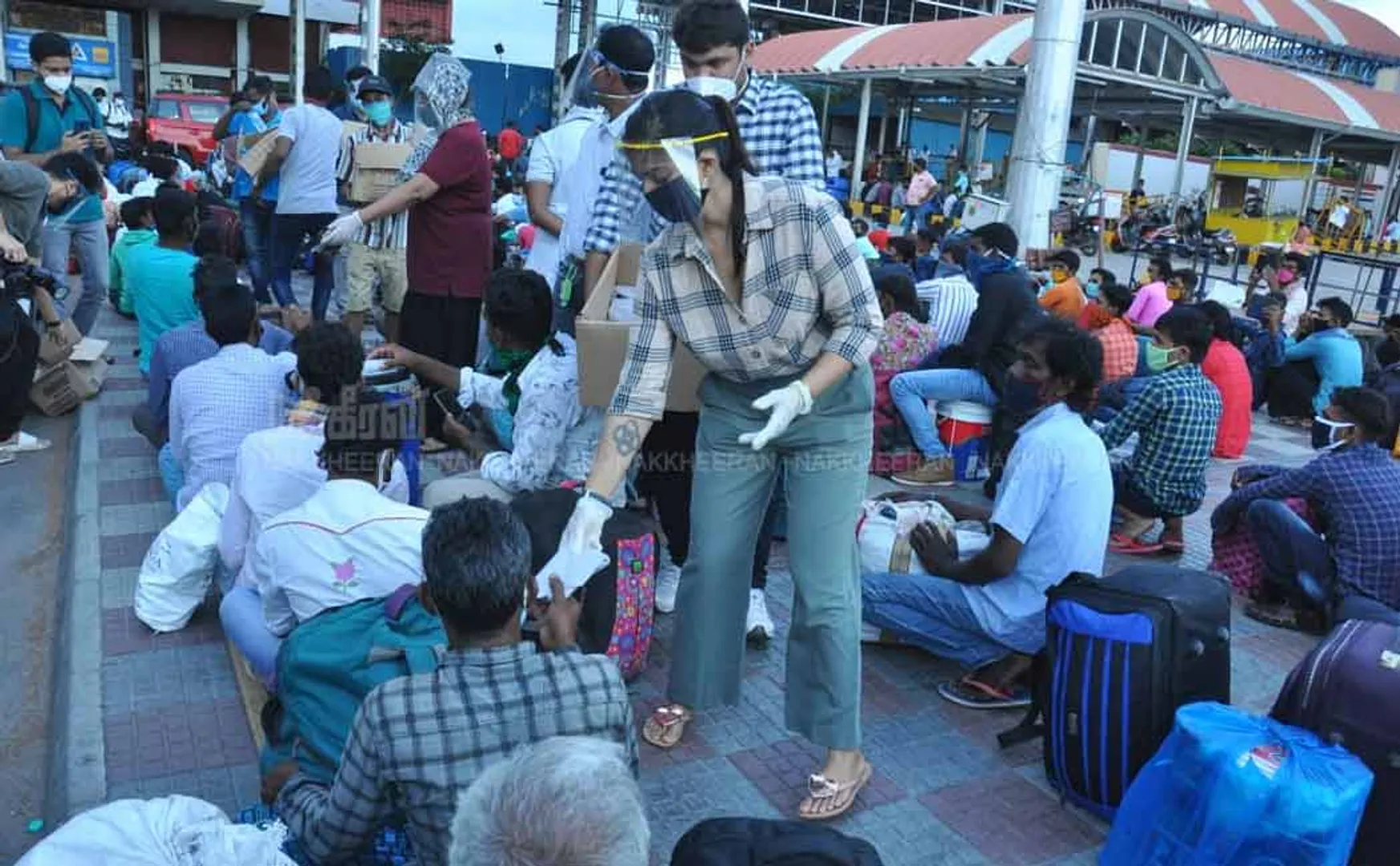 varalakshmi-sarathkumar-helps-migrant-workers