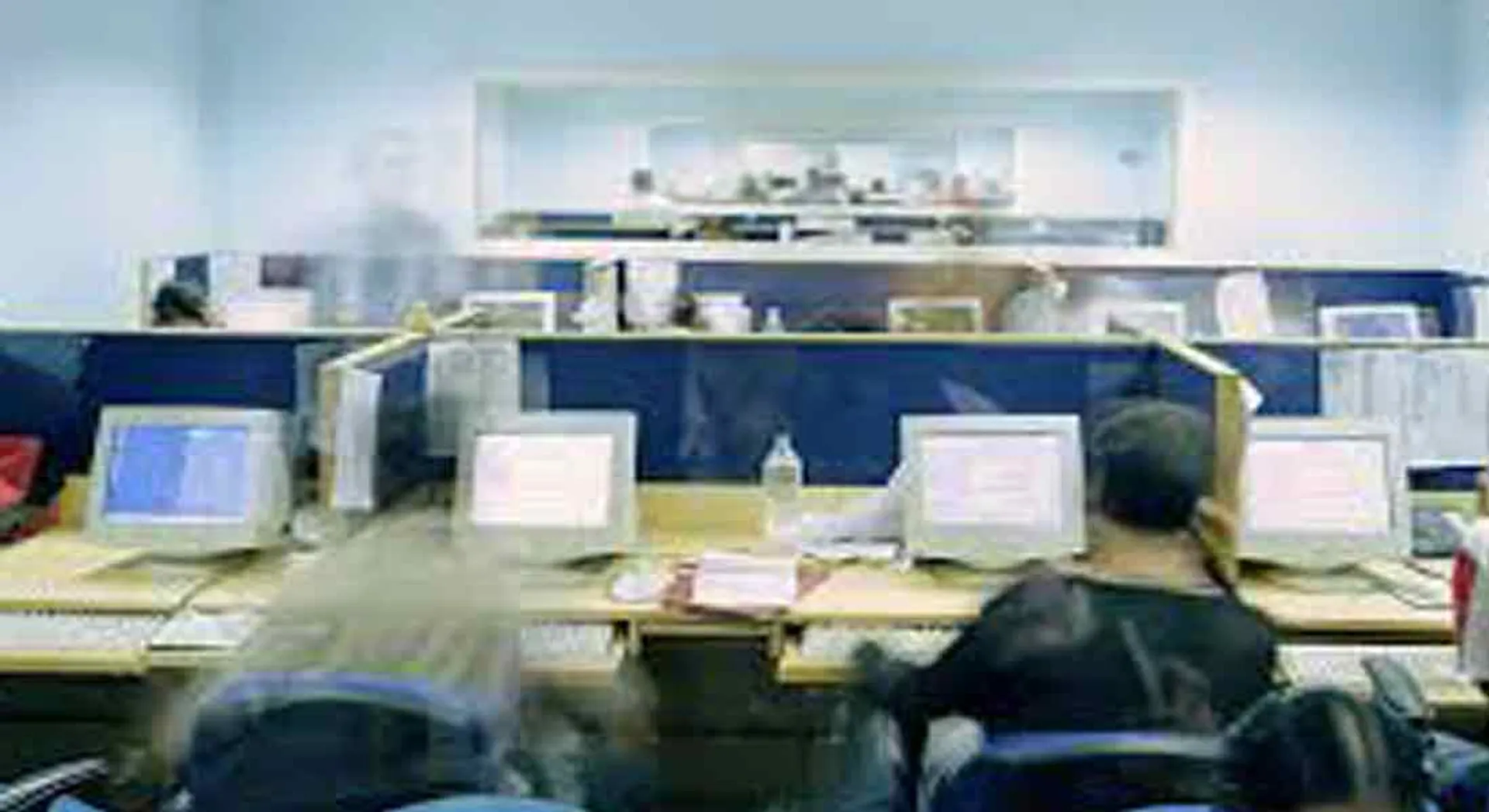  Three persons arrested for fraudulent use of fake call centers