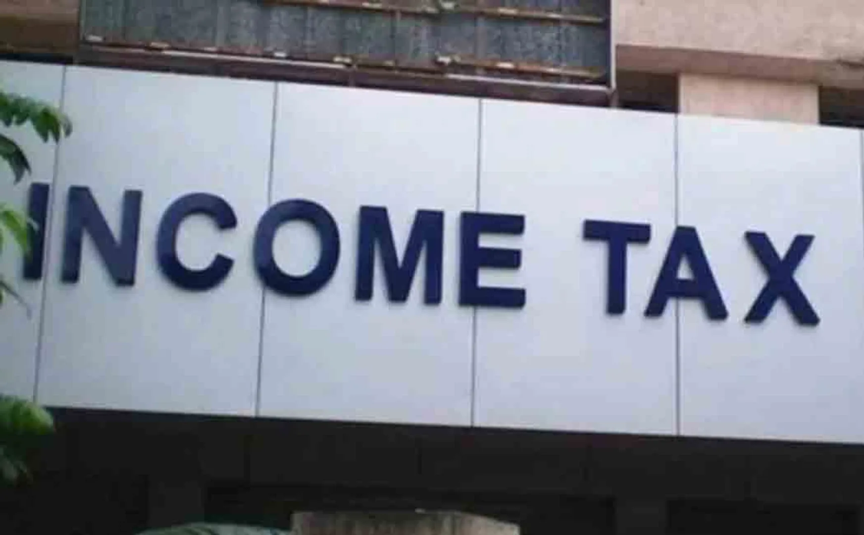 it raids in places of close aides of ashok gehlot 