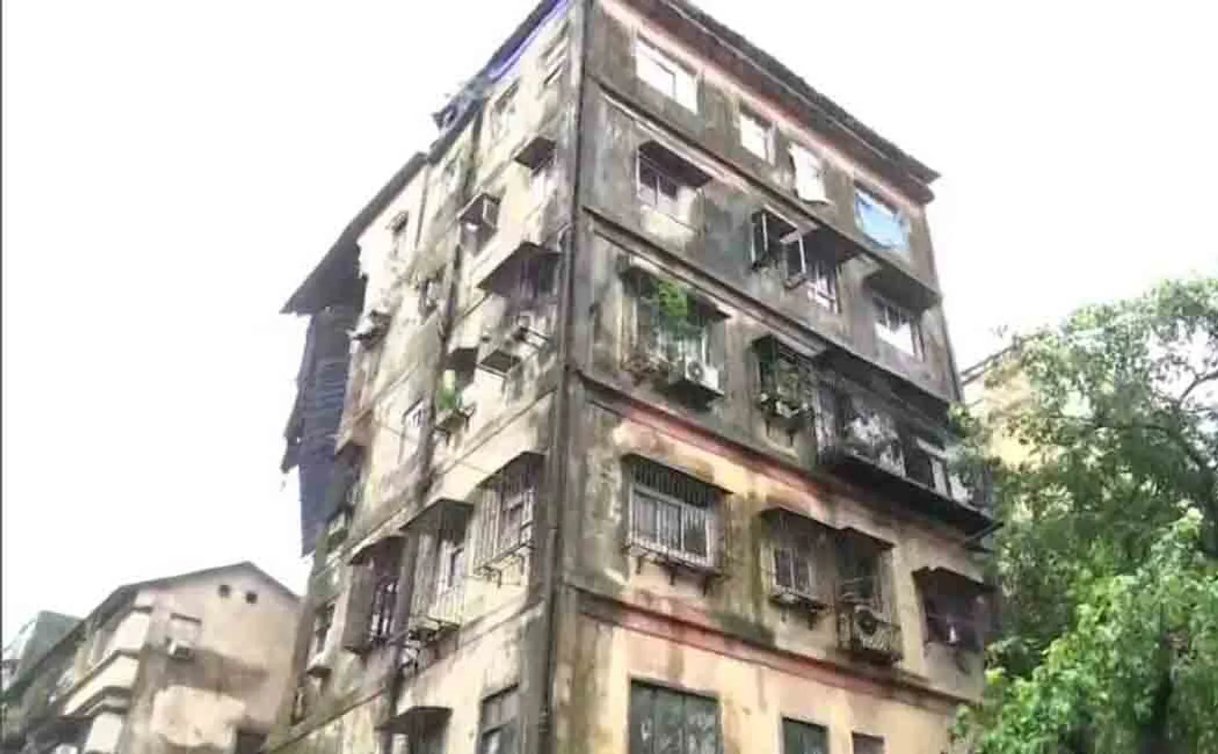 apartments collapsed in mumbai