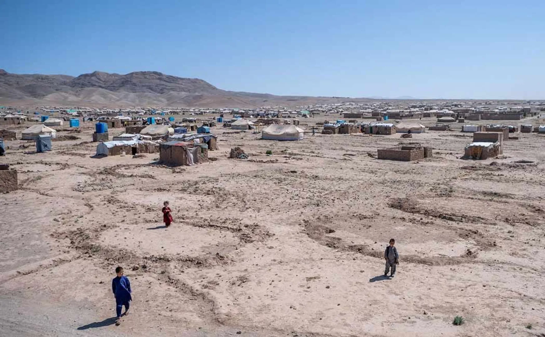afghan girl fights with militants