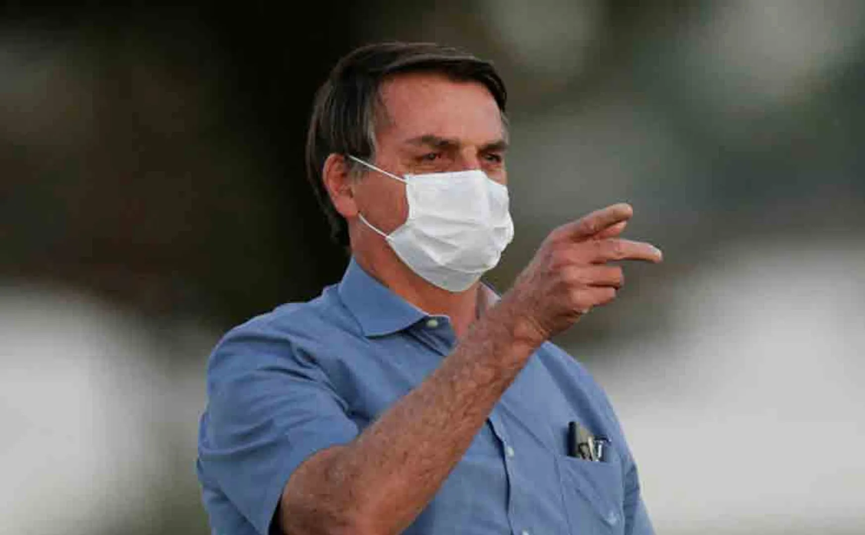 jair bolsonaro removes his mask in public