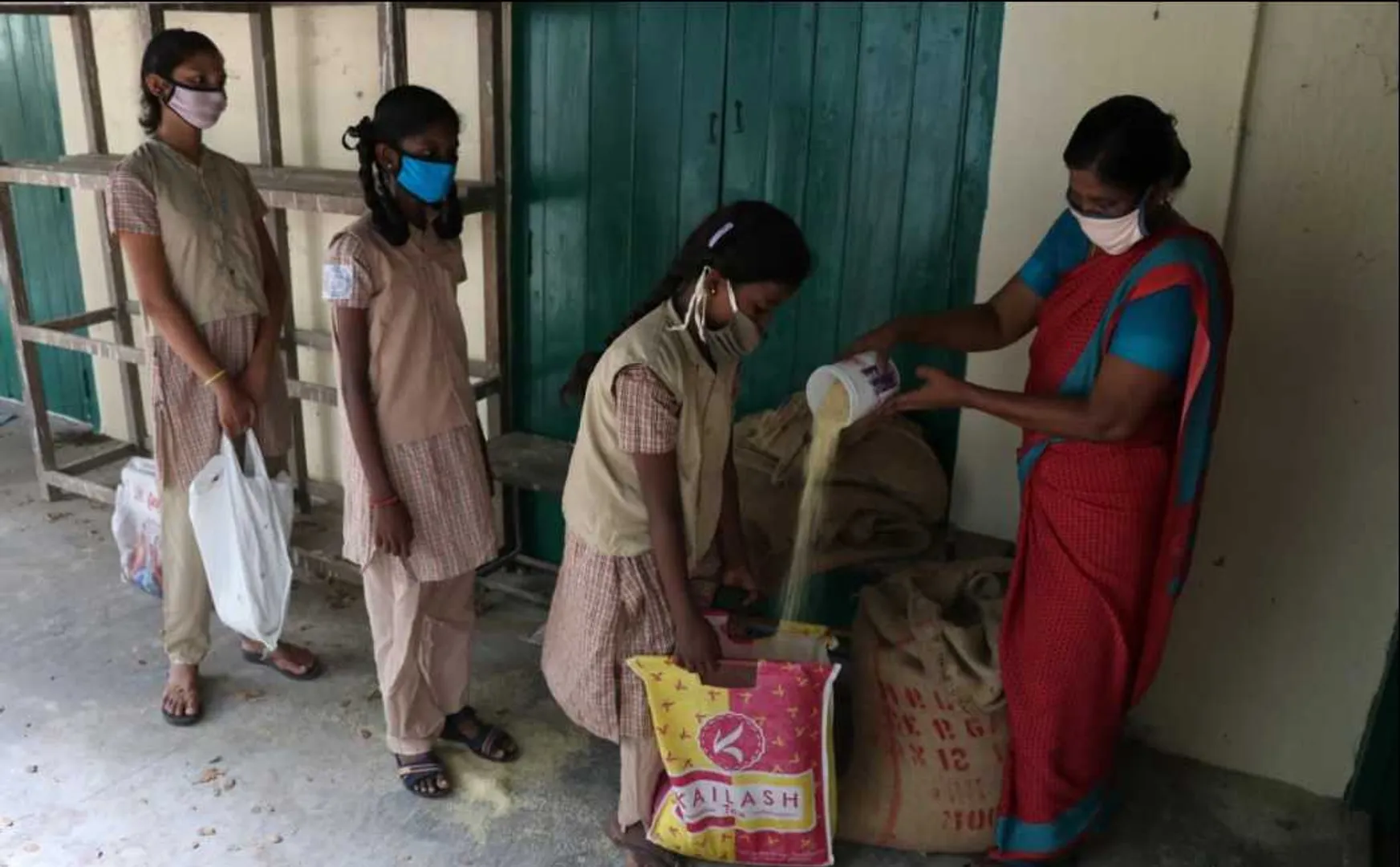schools started distributing noon meal groceries to the students