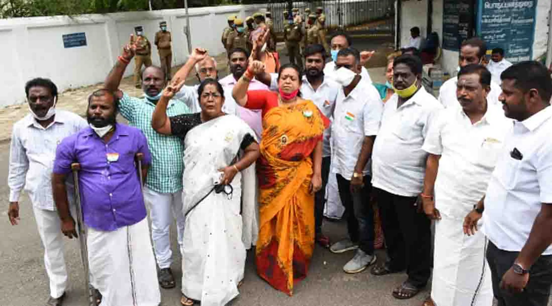 admk cm candidate issue - o panneerselvam house