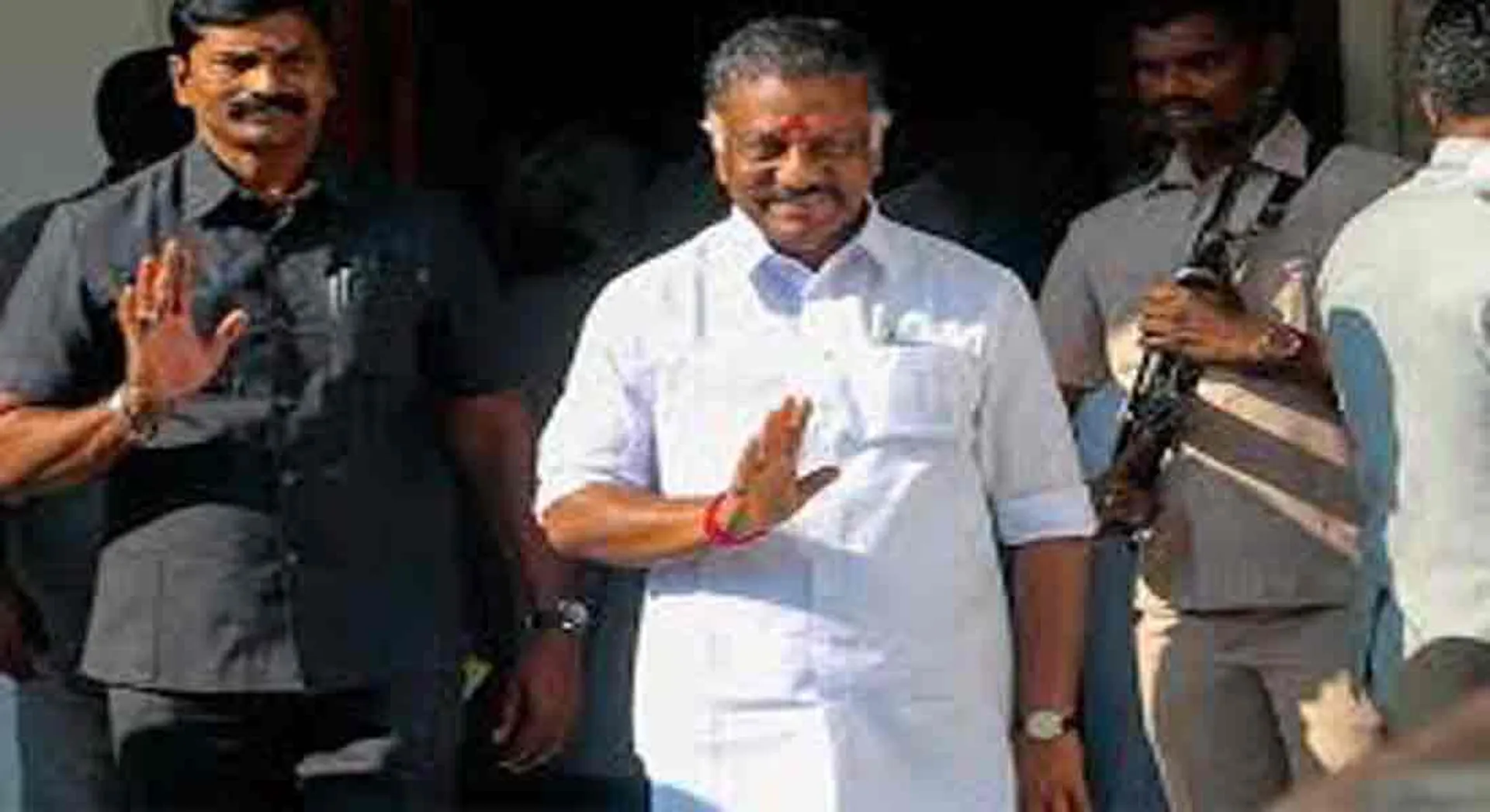 Poster in the bodi ... Deputy Chief Minister, OPS, consult with senior ministers !!