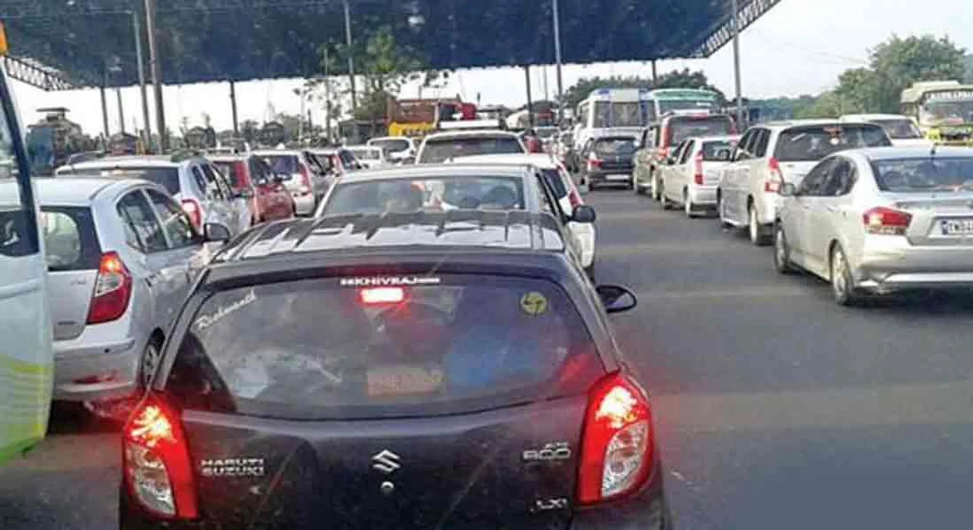  Simple e-pass; Crowd at the customs