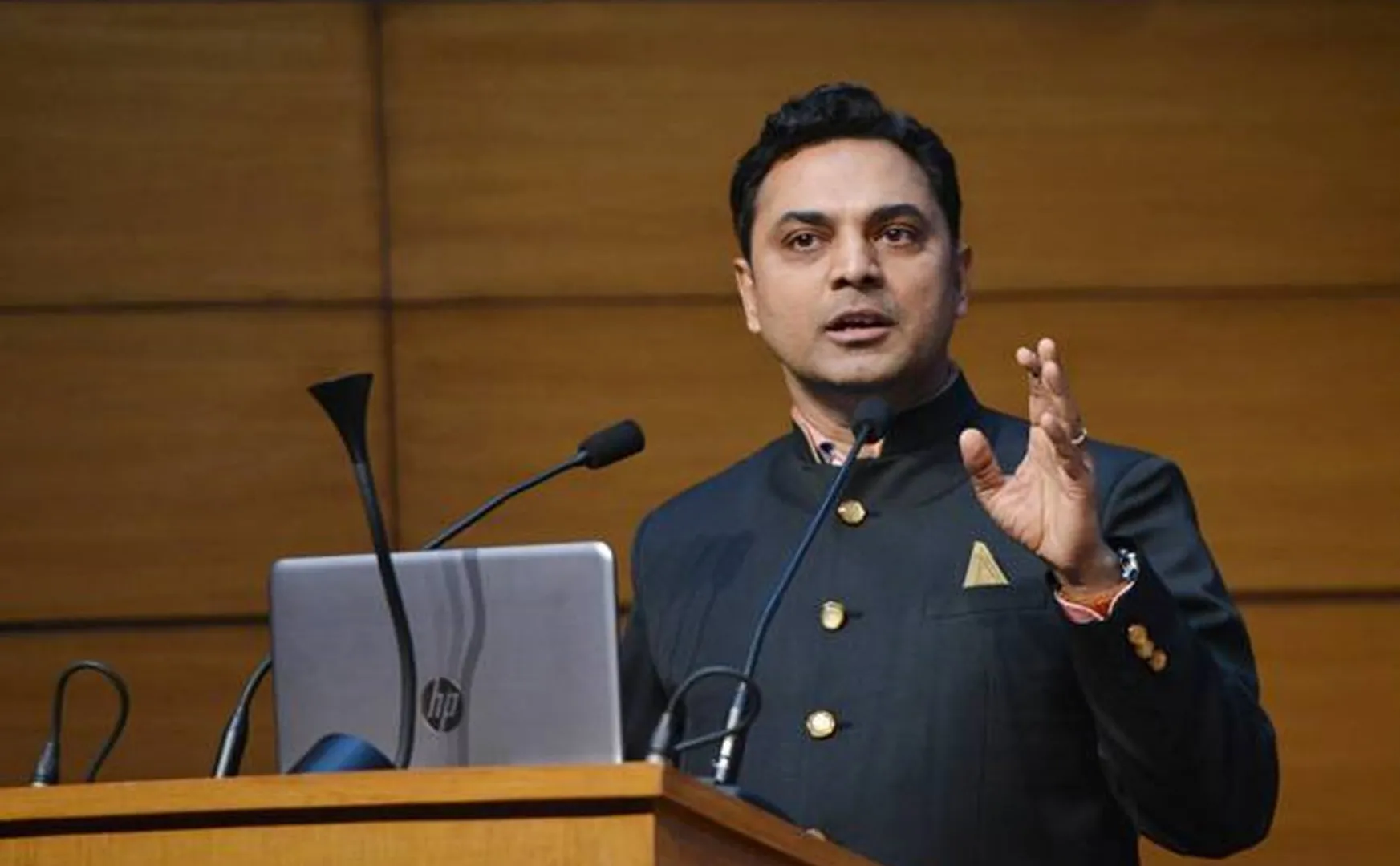 "Indian banking should be like Dhoni," said the government's economic adviser