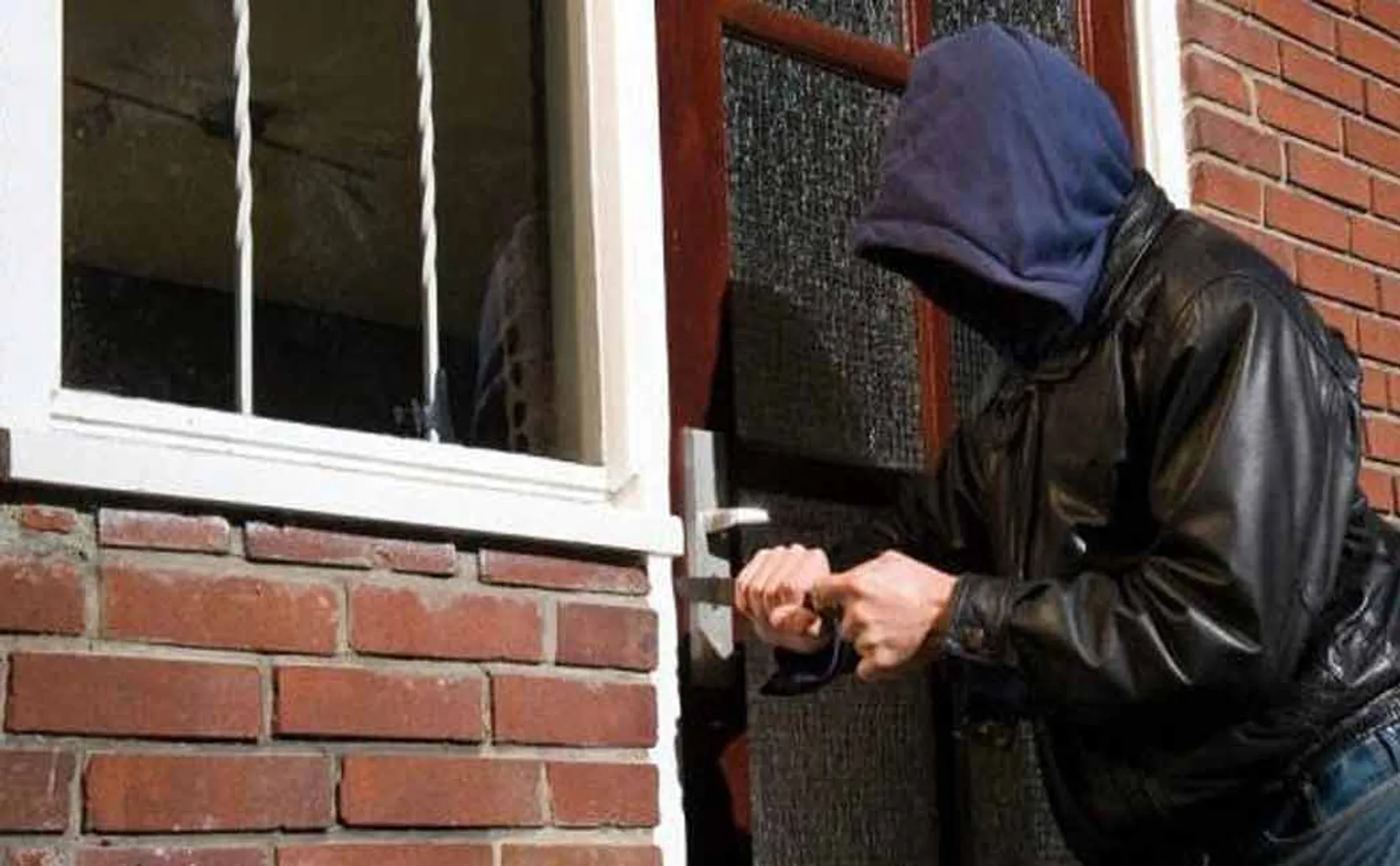 College student steals jewelry for dad's bank loan!