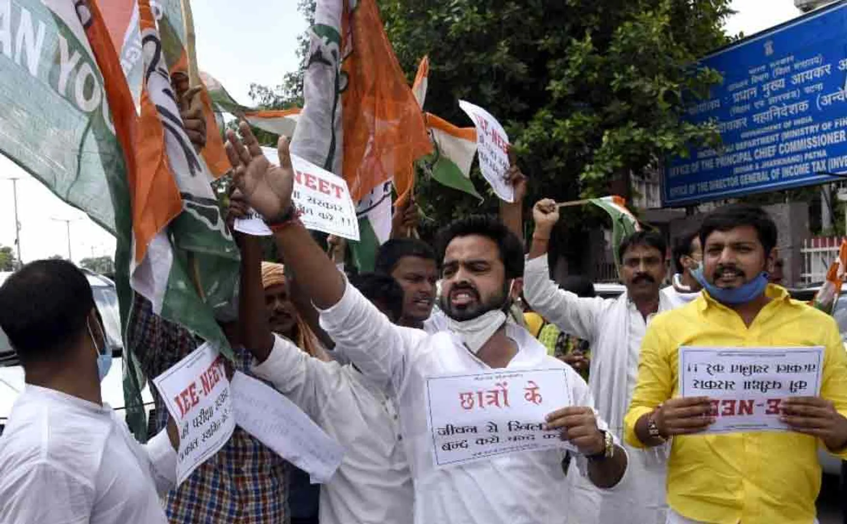 congress workers gathered against neet and jee exams