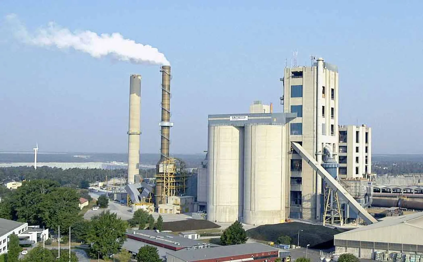 Toxic smoke emitted from cement plant
