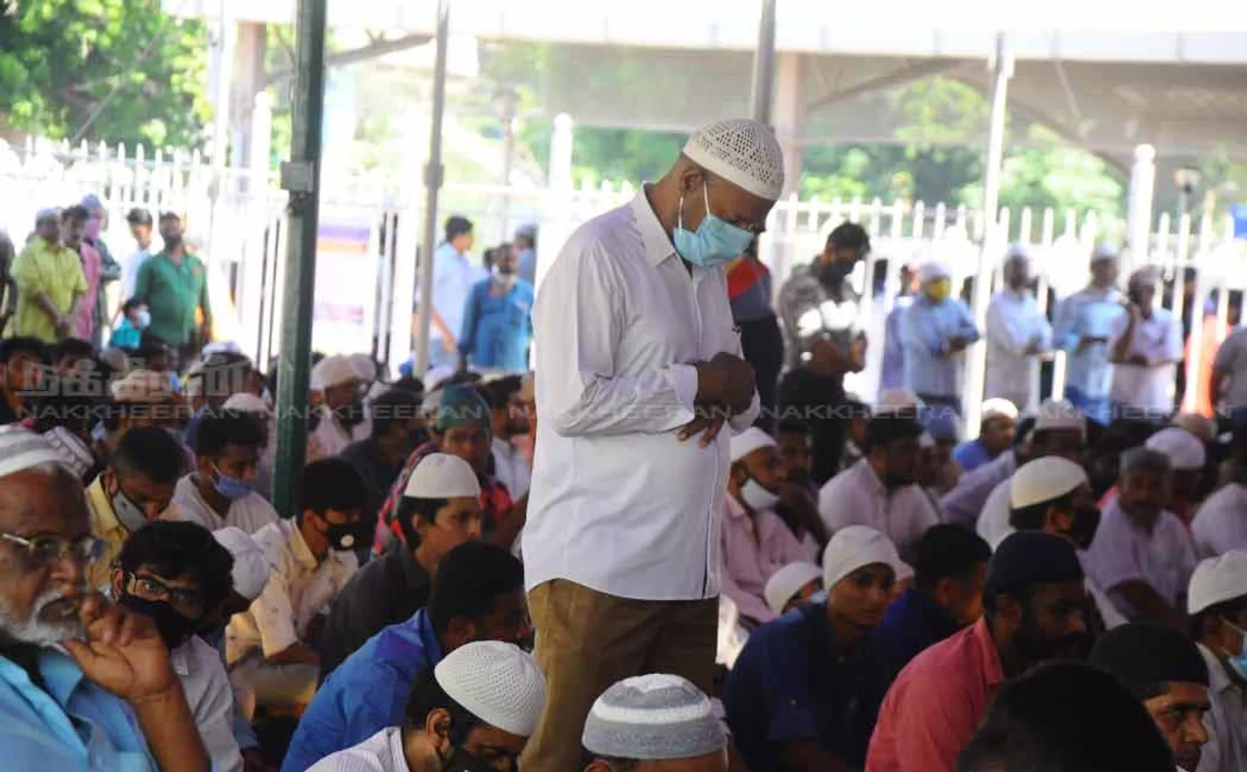 Islamists praying at the Tiruvallikeni Great Mosque
