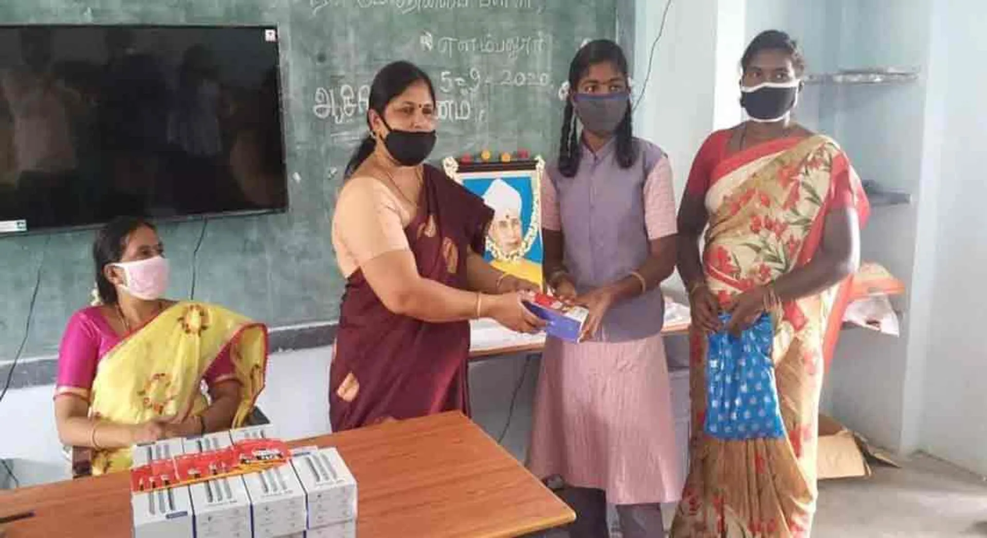  1 lakh rupees for students smart phone, 4G SIM, recharge ... Government school teacher who helped