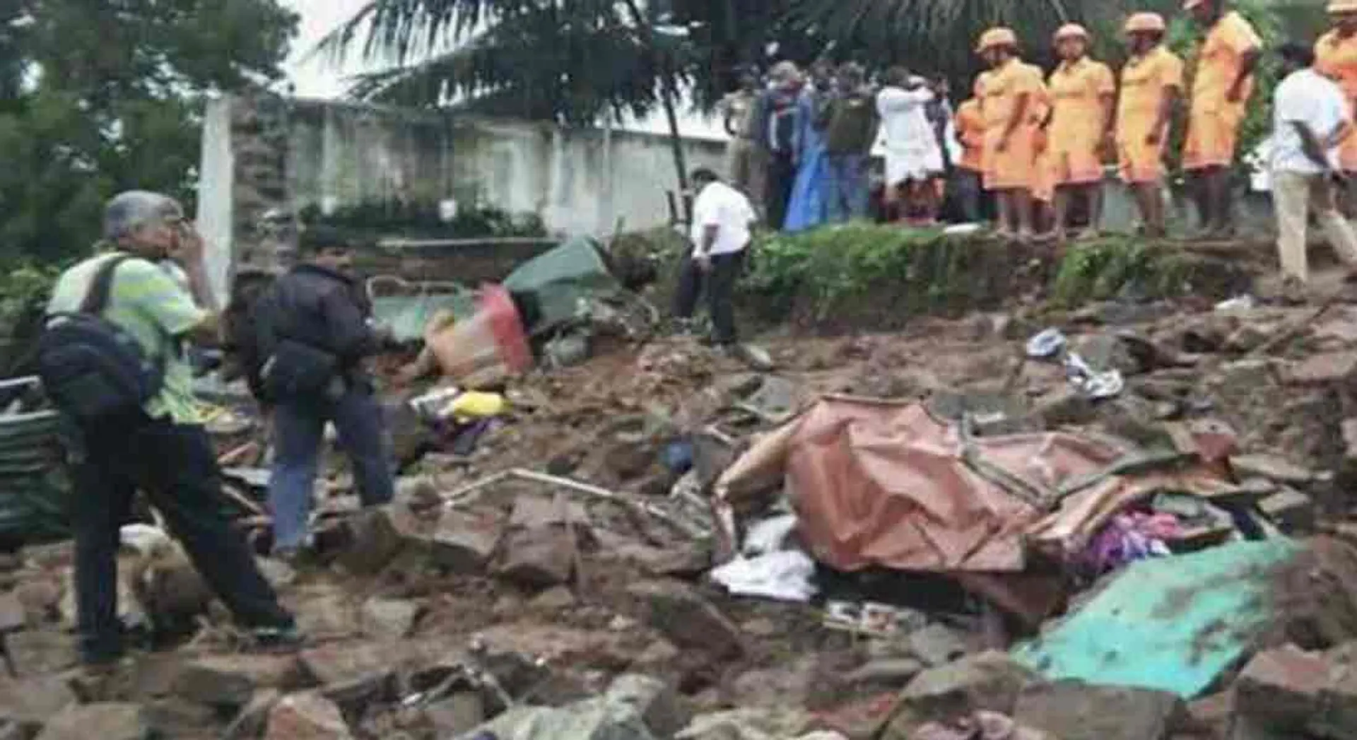 House collapse in Coimbatore... 3 people including a boy rescued