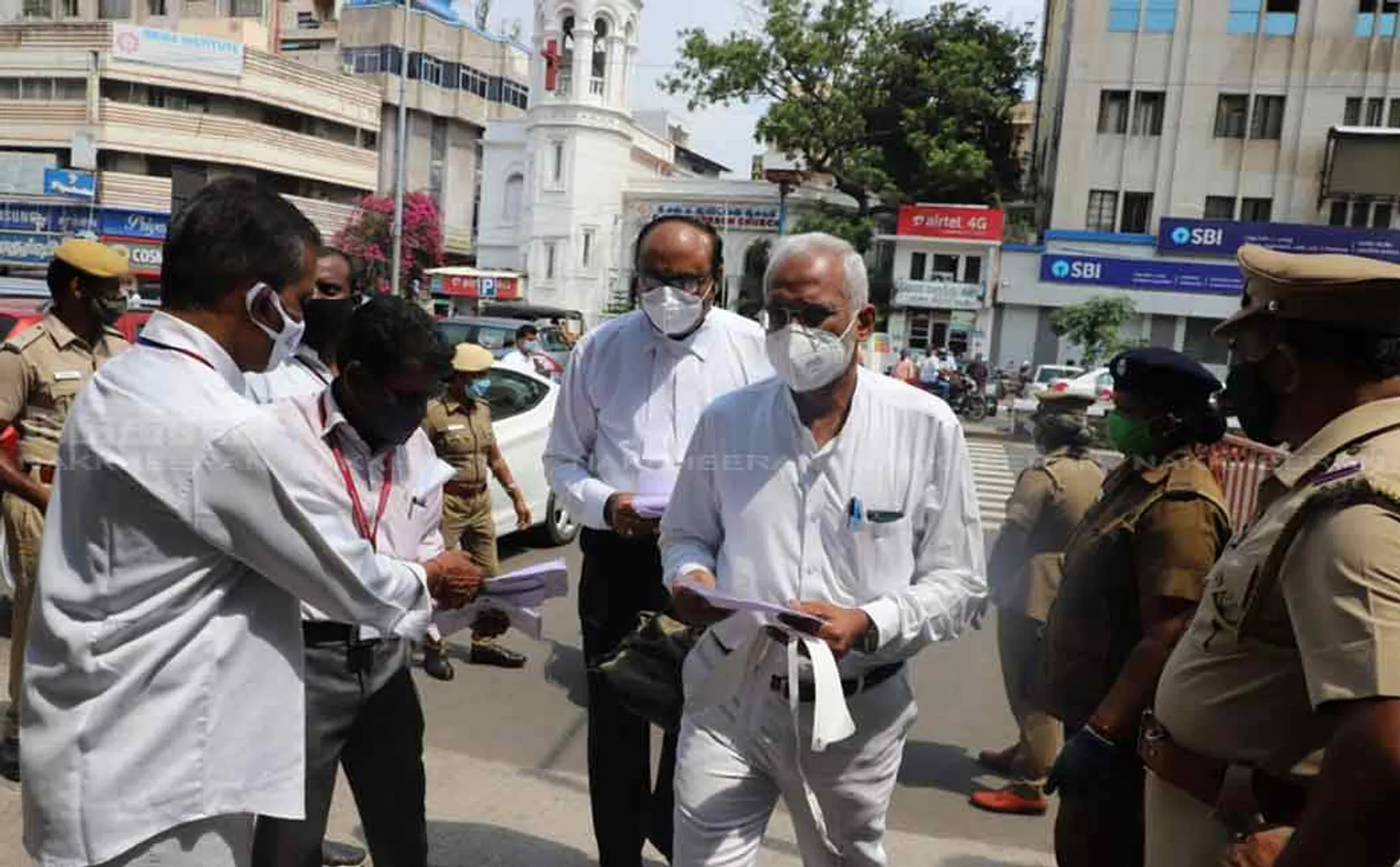 Lawyers who went without wearing a black coat…!