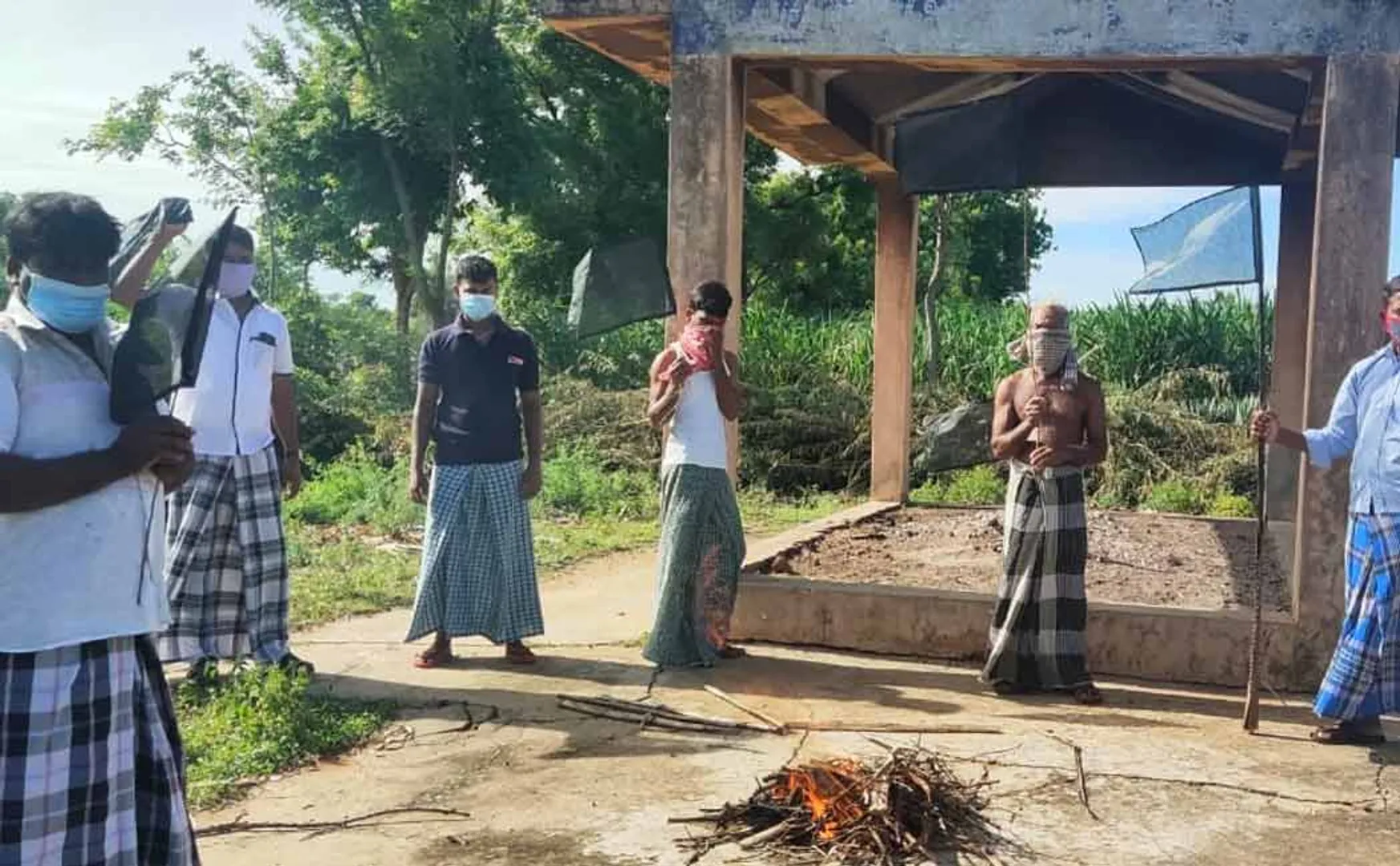 Vetriyoor villagers  to restore the cemetery with black cloth on mouth 