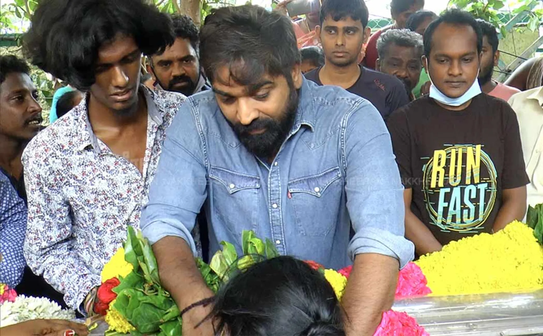 Vijay Sethupathy at Vadivelu Balaji Funeral 